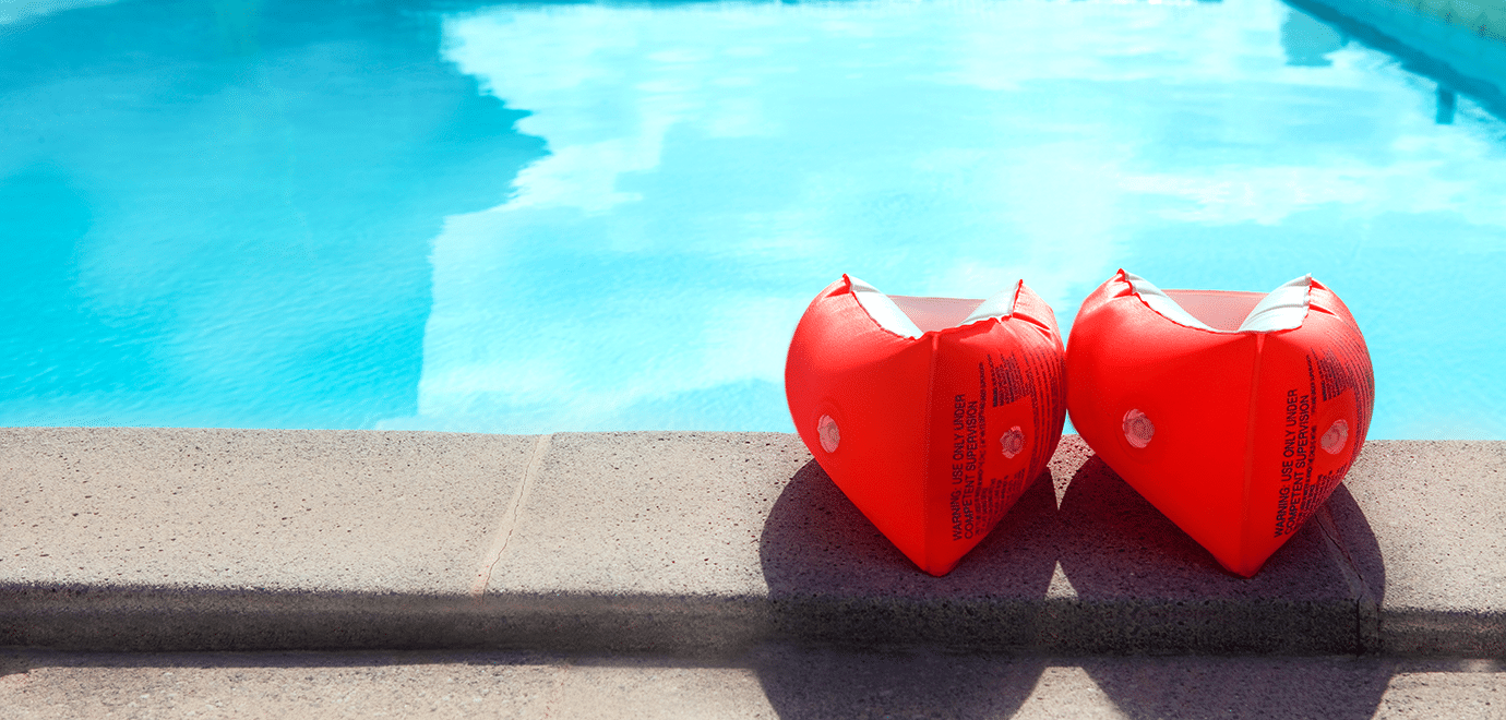 Foto: AIMSTOCK/iStock Schwimmflügel Pool Sommer