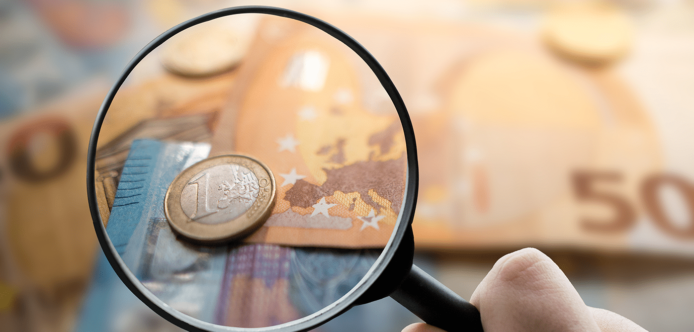 Foto: MarioGuti/iStock Geld Lupe