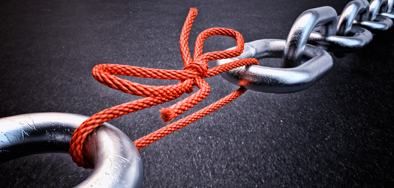 Foto: cybrain/iStock Kette von Schnüren zusammengehalten fragil