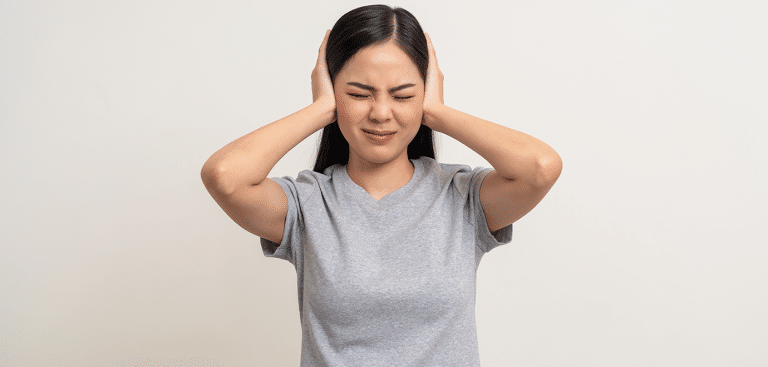 Foto: chanakon laorob/iStock Frau ignorieren ohren zuhalten