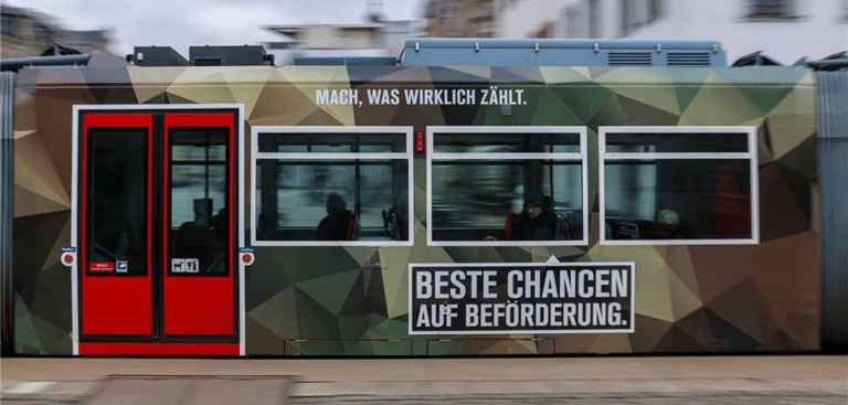 Foto: Jan Woitas/dpa Trambahn mit Aufschrift Beste Chancen auf Beförderung