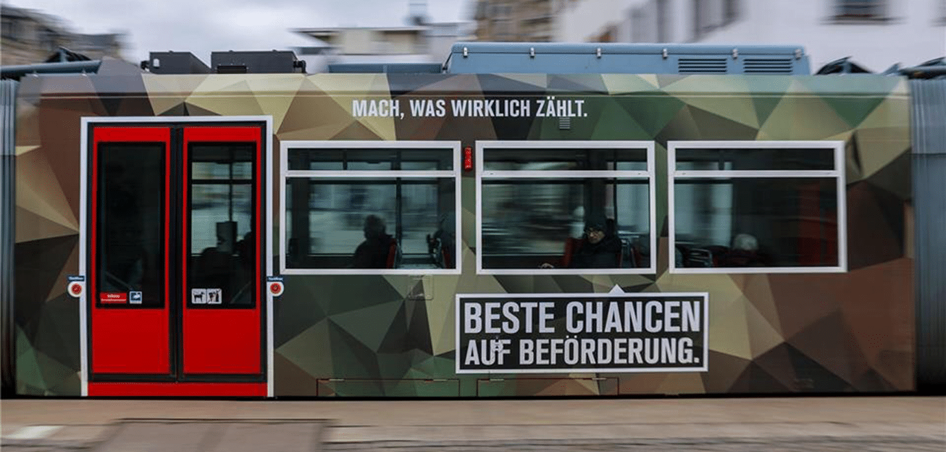Foto: Jan Woitas/dpa Trambahn mit Aufschrift Beste Chancen auf Beförderung