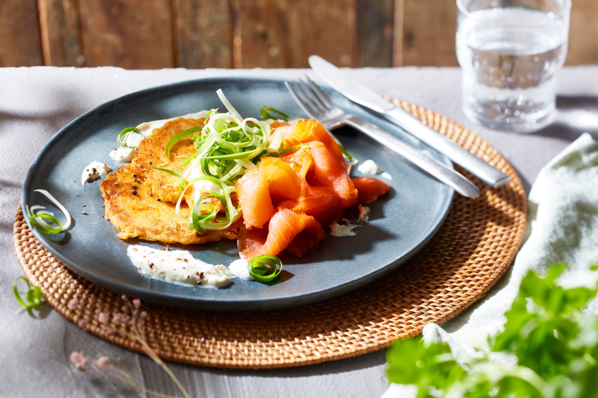 Frischer Rösti-Twist: Mit Kimchi, Räucherlachs und Zitronenquark wird das  Kartoffelrösti leicht und sommerlich.