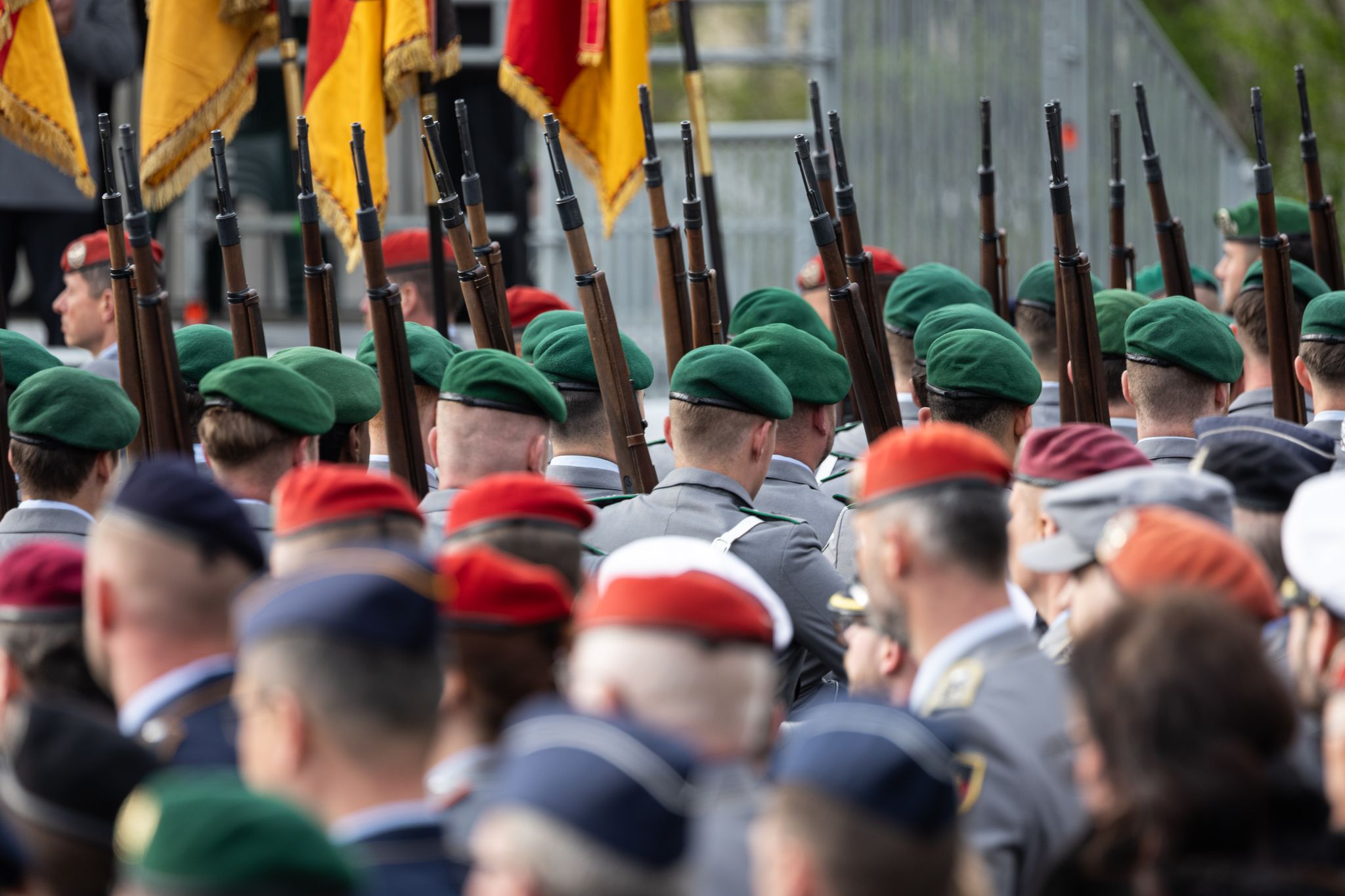 Wieviel Freiwillige können für die Bundeswehr gewonnen werden - und was, wenn das nicht reicht? Die Koalition diskutiert.