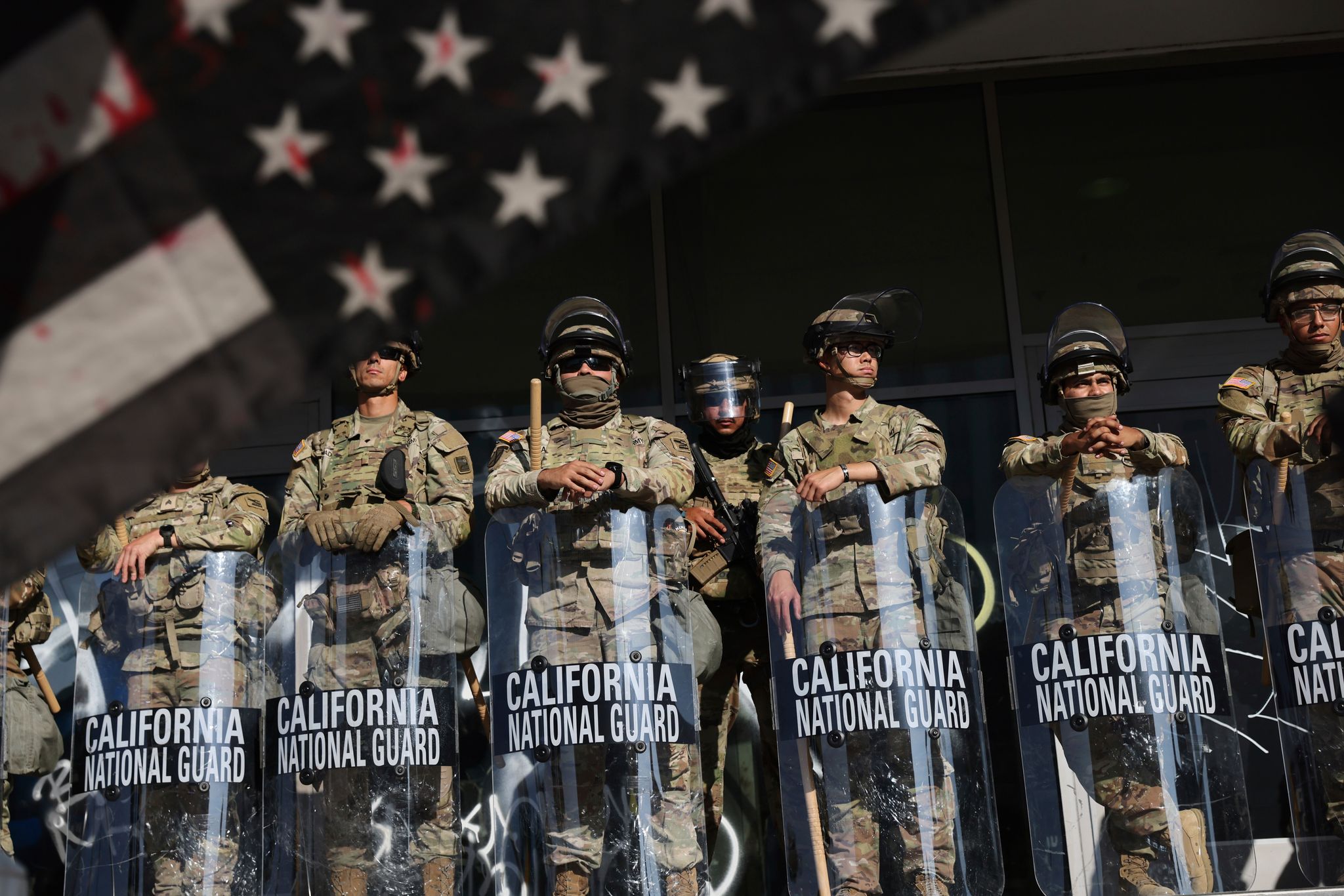 Soldaten der Nationalgarde beschützen in Los Angeles Einrichtungen des Bundes - und schon bald ihre Zahl verdoppelt werden.