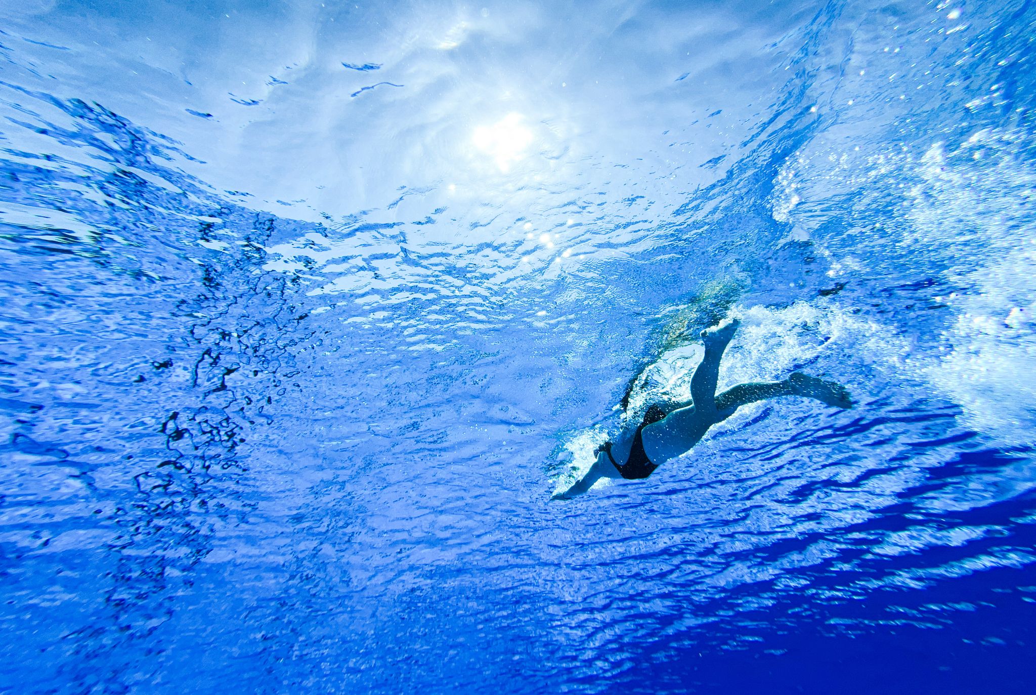 Wer nicht 6-12 Wochen mit dem Schwimmen pausieren möchte, kann frisch gestochene Ohrlöcher mit einem wasserfesten Pflaster und antiseptischen Produkten vor möglichen Keimen schützen.
