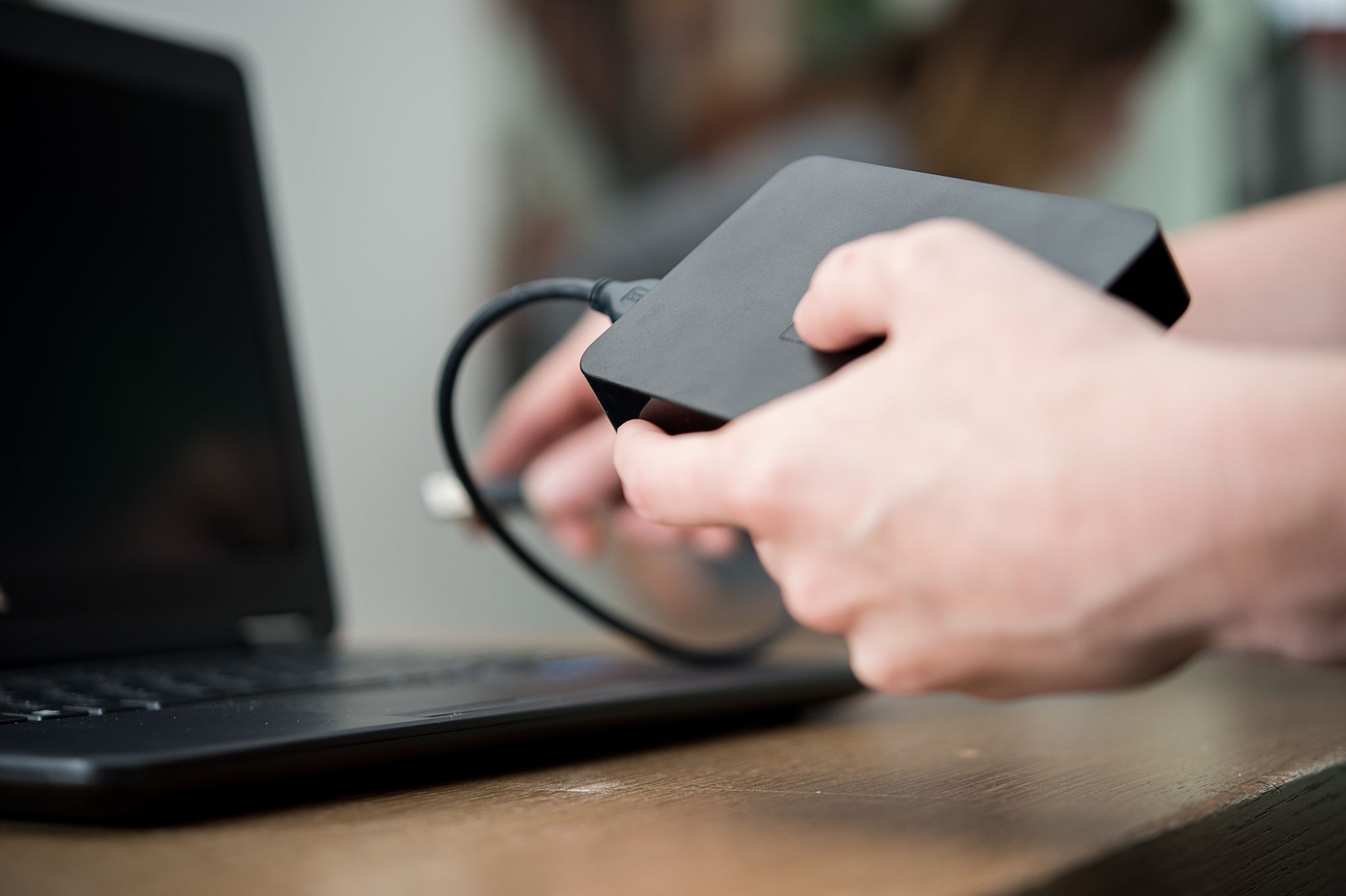 SSDs speichern Daten im Test deutlich schneller als USB-Sticks oder HDDs.