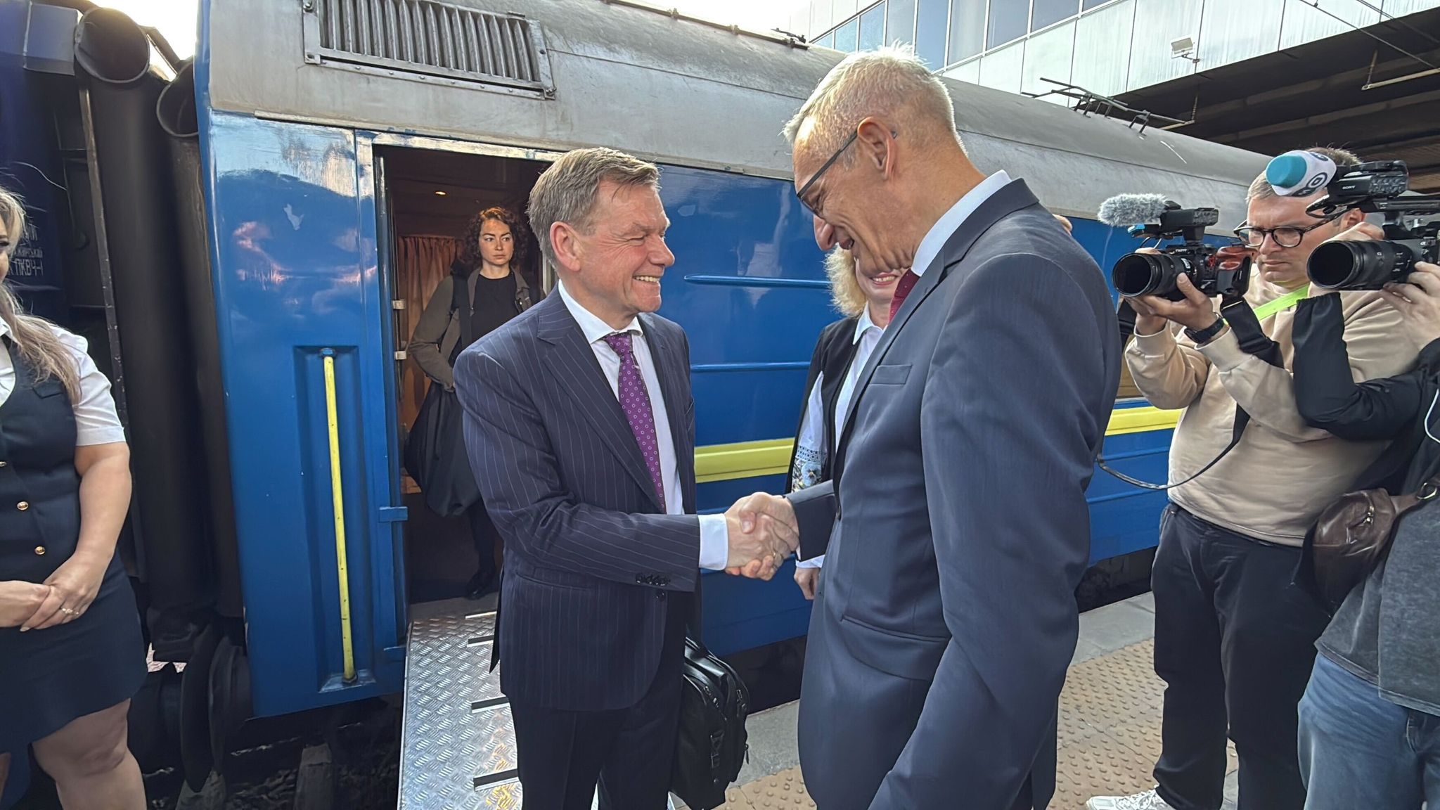 Außenminister Wadephul wird in Kiew begrüßt.