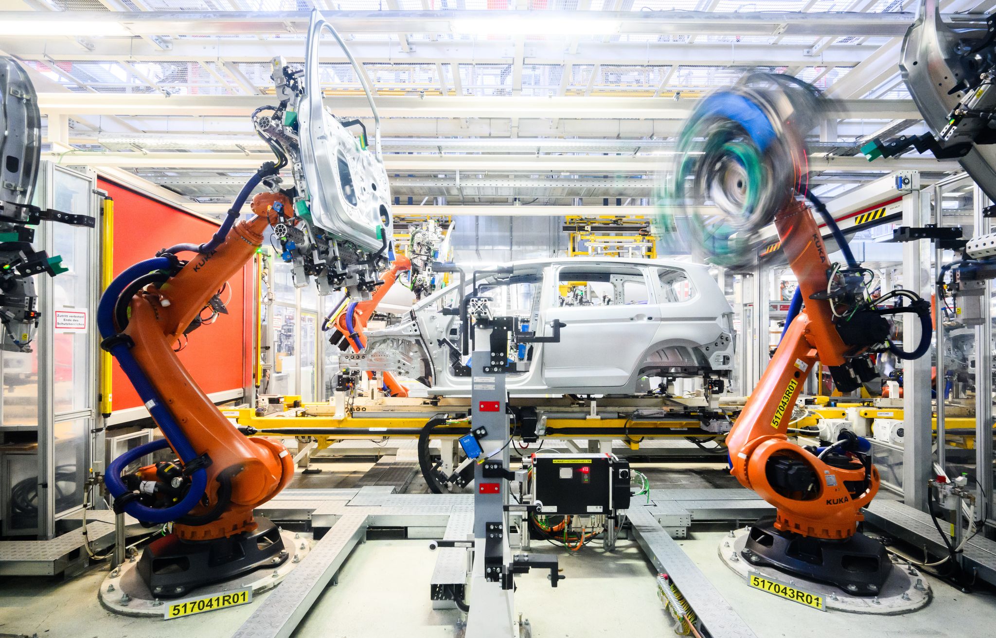 Die Autoindustrie ist ein wichtiger Abnehmer für Robotik und Automatisierung - und derzeit in einer Schwächephase.  (Archivbild)