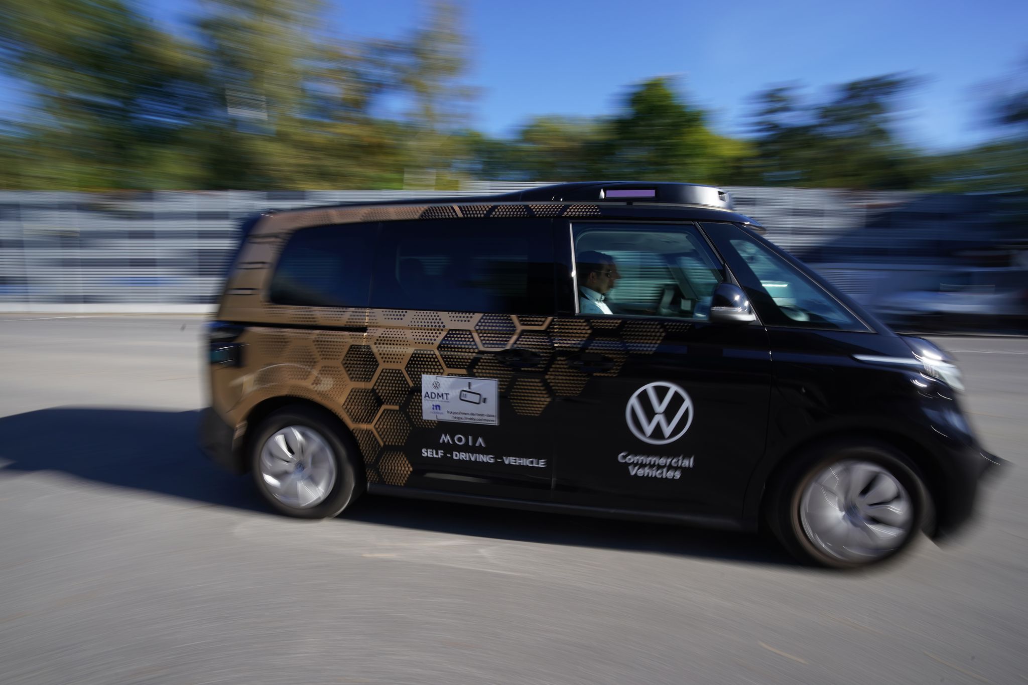Der ID Buzz - hier noch als Prototyp - soll unter anderem in Hamburg unterwegs sein. (Archivbild)