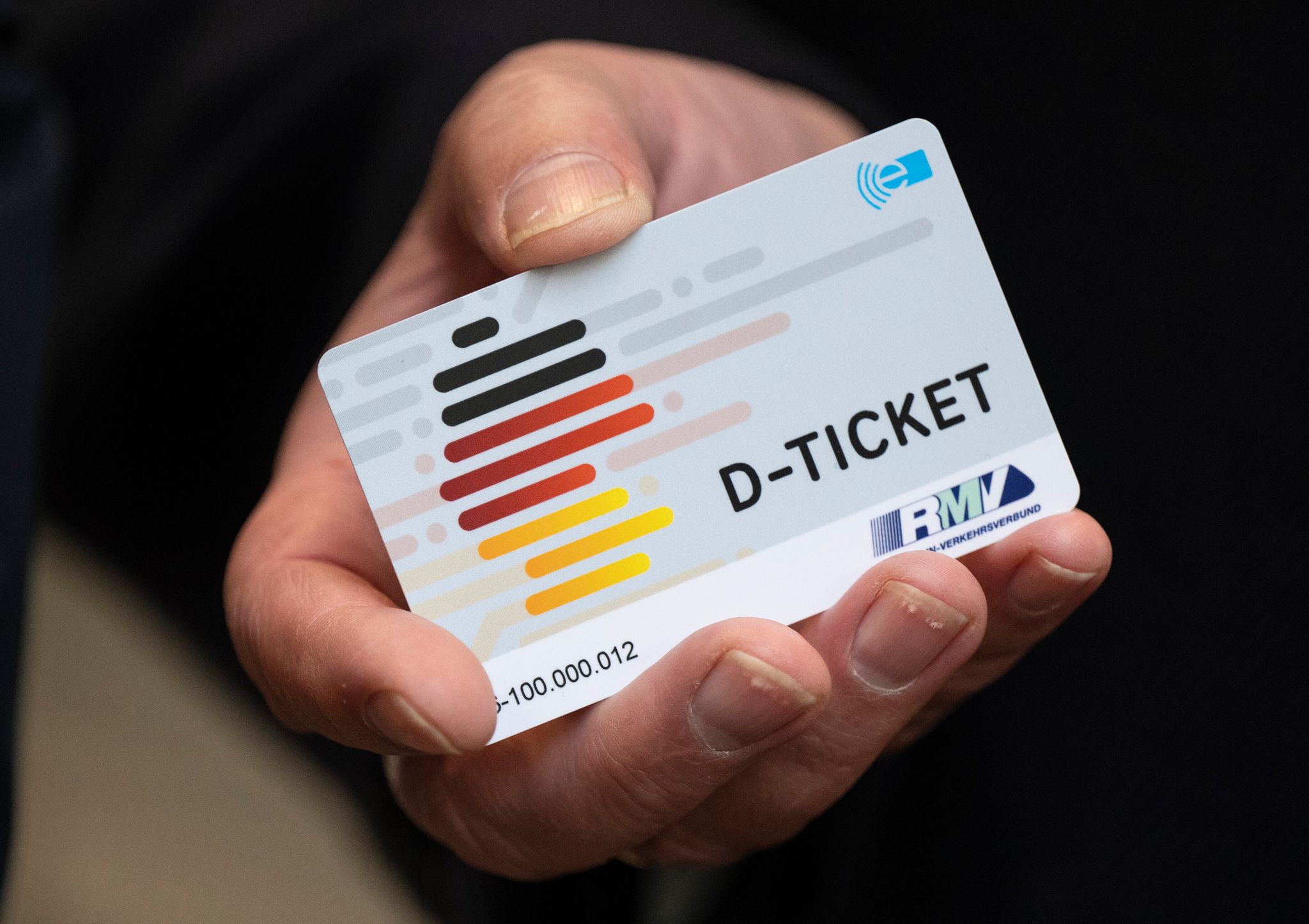 Chipkarte oder Papierticket: Wer das Deutschlandticket ohne Smartphone-App nutzen möchte, kann sich auf der Website des Vereins Digitalcourage informieren, welche Verkehrsunternehmen diese Optionen bieten.