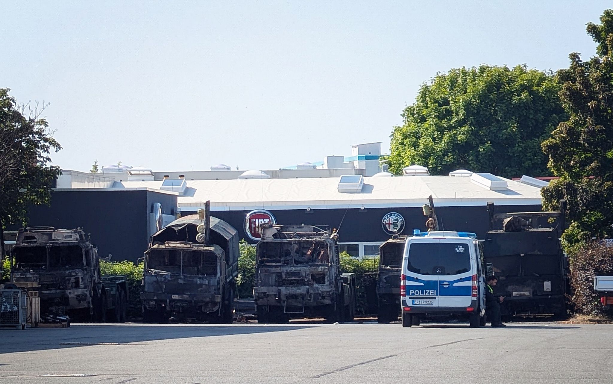 Sind diese Lastwagen von russischen Akteuren in Brand gesetzt worden? Die Staatsanwaltschaft ermittelt.