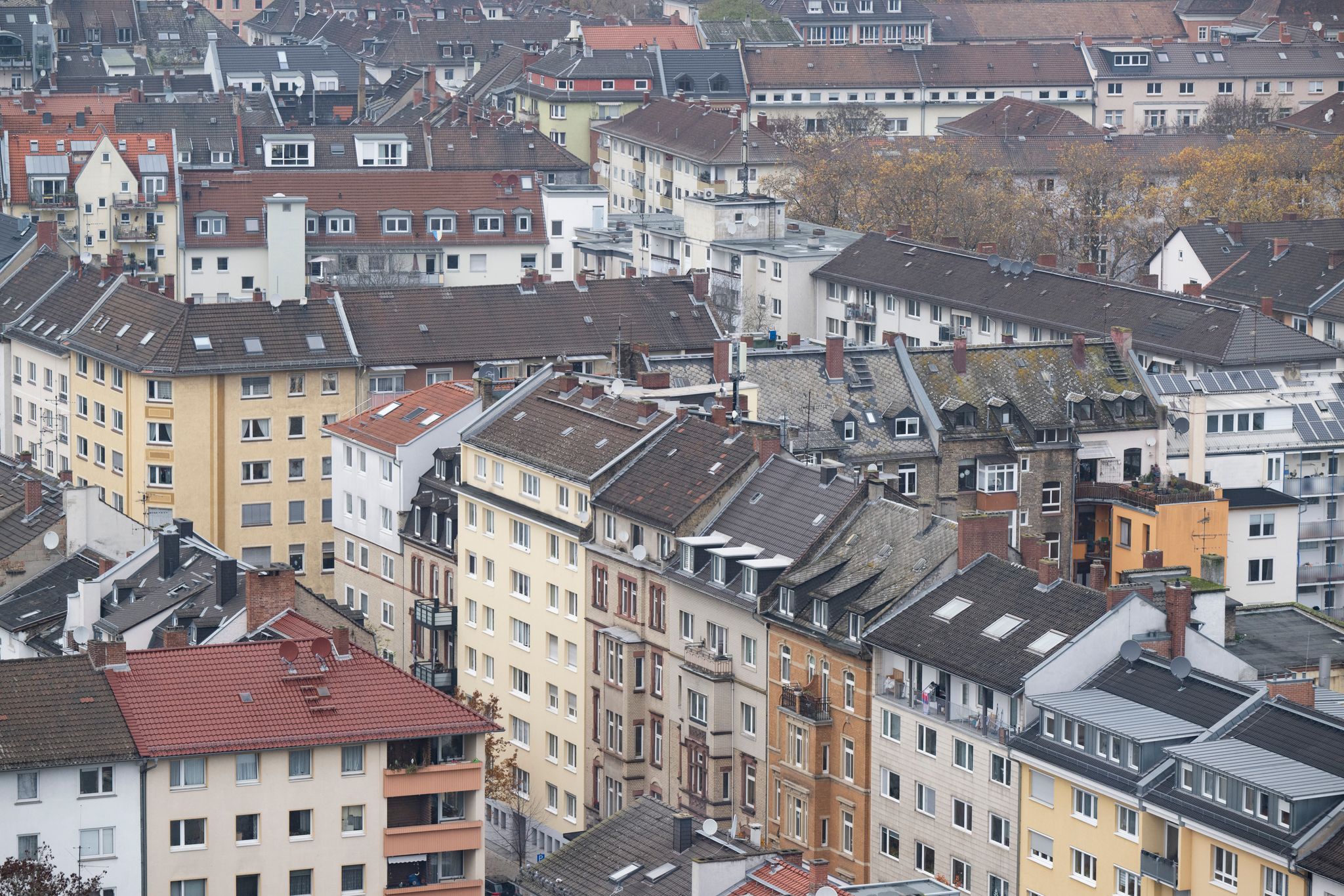 Für viele Menschen ist die monatliche Miete eine Last (Symbolbild)