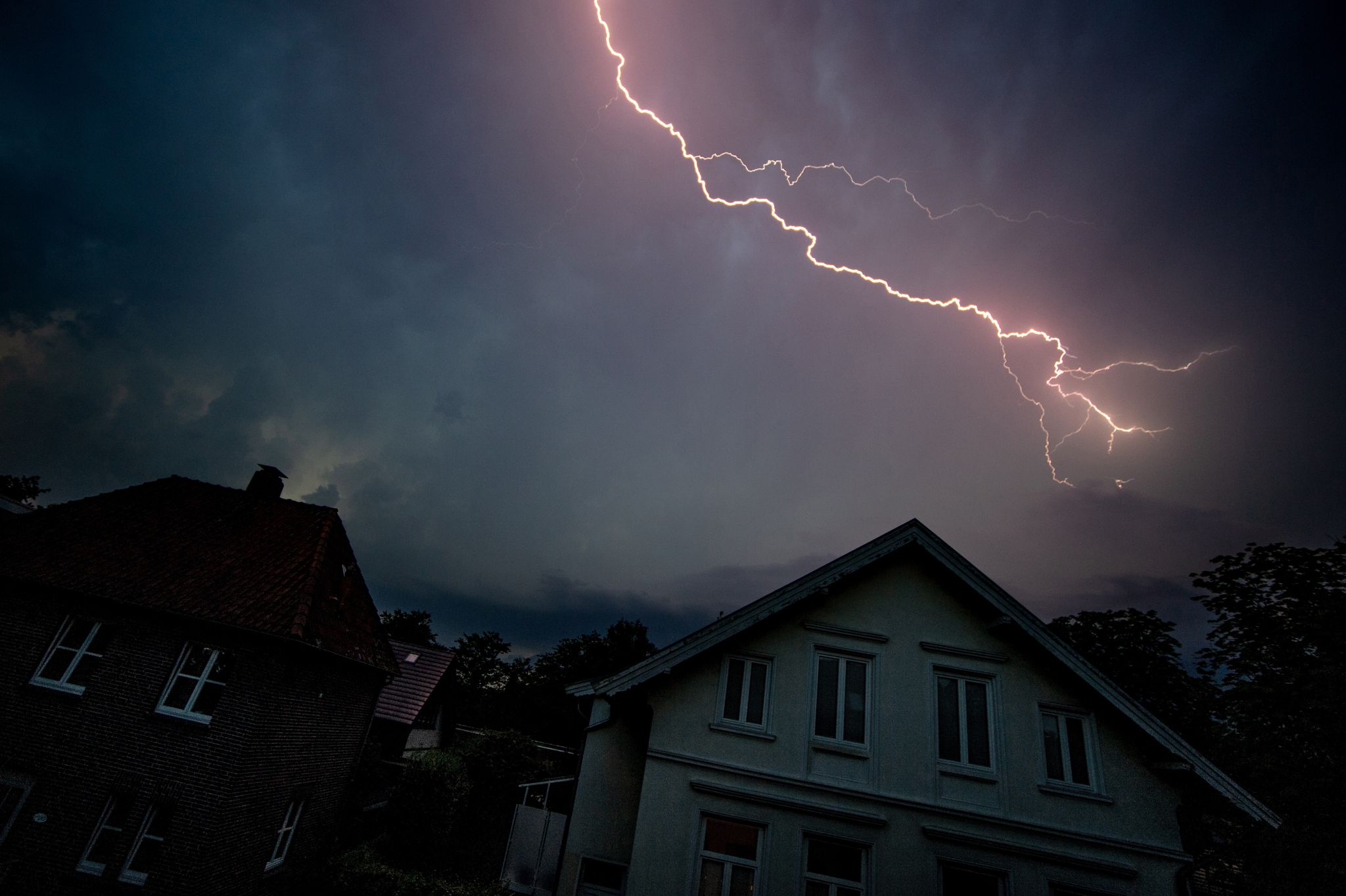 Herzrasen, Zittern, Schwitzen oder Atemnot: Ist die Angst vor Gewitter besonders groß, spricht man von einer Astra- oder Brontophobie.