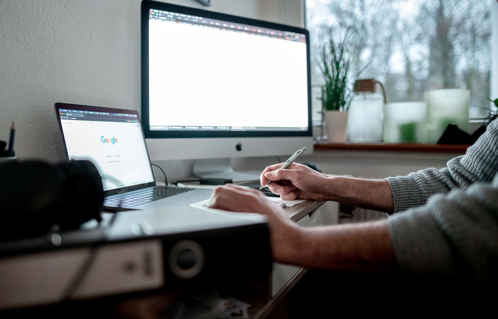 Überwachung im Homeoffice: Viele Arbeitgeber befürchten, dass im Homeoffice weniger gearbeitet wird und setzen technische Mittel zur Überwachung ein.