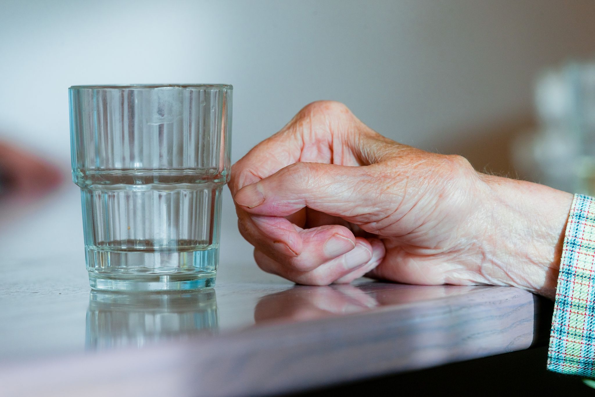 Dass bei vielen alten Menschen der Durst nachlässt, kann an heißen Tagen gefährlich werden.
