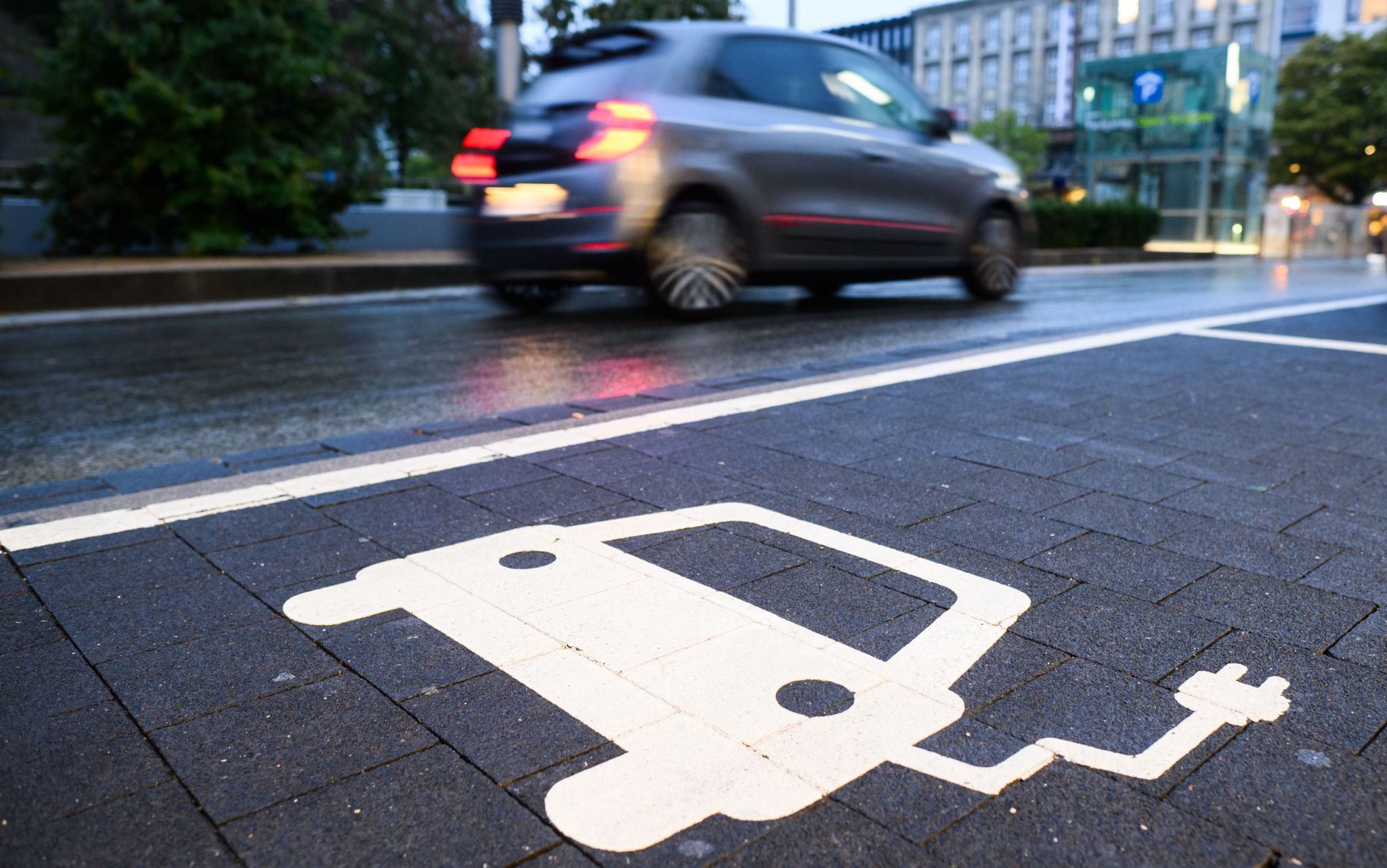 Inzwischen gibt es weltweit fast 56 Millionen Autos mit Elektroantrieb. (Archivbild)