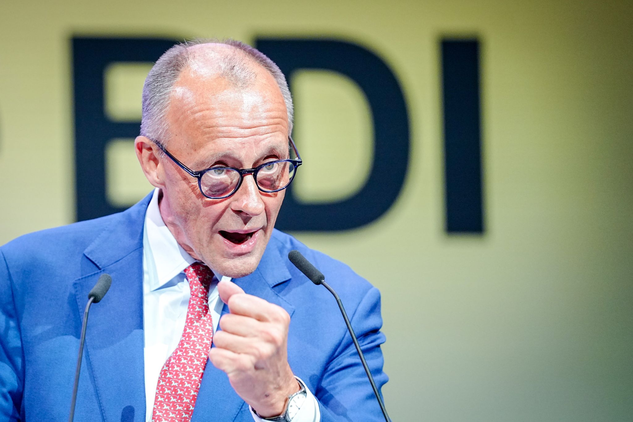 Merz unterstützt die Luftangriffe, ohne das Wort «Drecksarbeit» zu wiederholen.