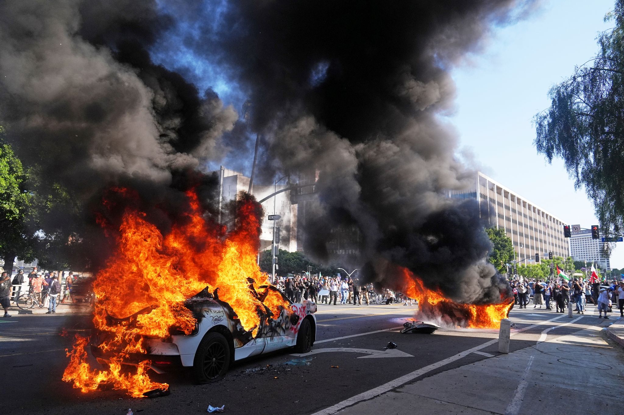 Am Rande der friedlichen Proteste kam es auch zu Zusammenstößen mit der Polizei.