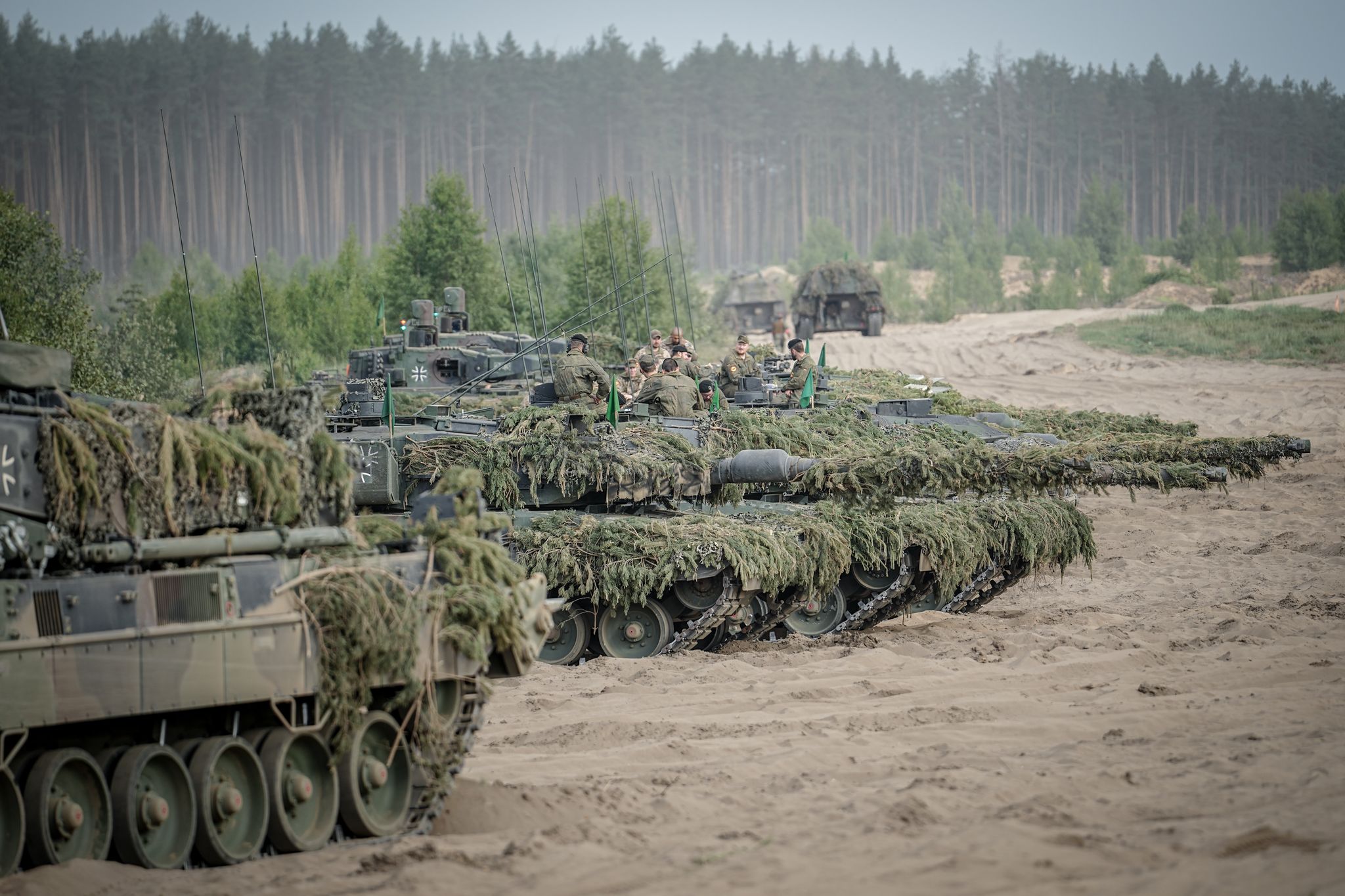 Leopard-2-Panzer der Bundeswehr bei einer Übung - die deutschen Streitkräfte sollen in den kommenden Jahren besser bewaffnet werden.