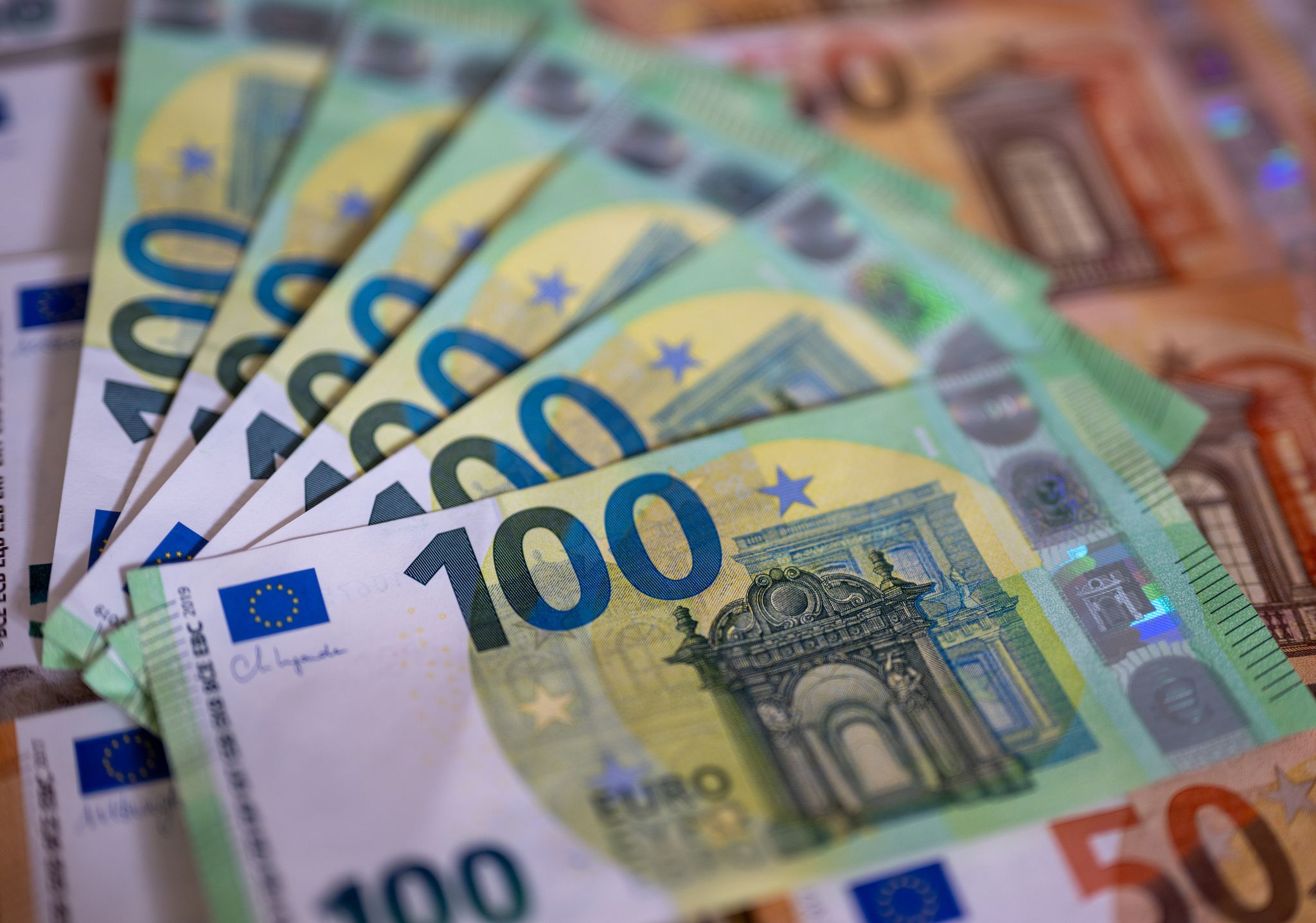 Bargeld wird nach Einschätzung der Bundesbank vermehrt gehortet und nicht mehr ausgegeben. (Symbolbild)