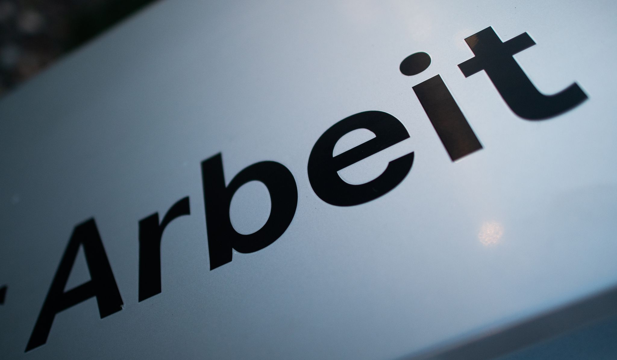 Die lange gute Entwicklung am Arbeitsmarkt in Deutschland hat für mehr reguläre Arbeitsverhältnisse gesorgt.