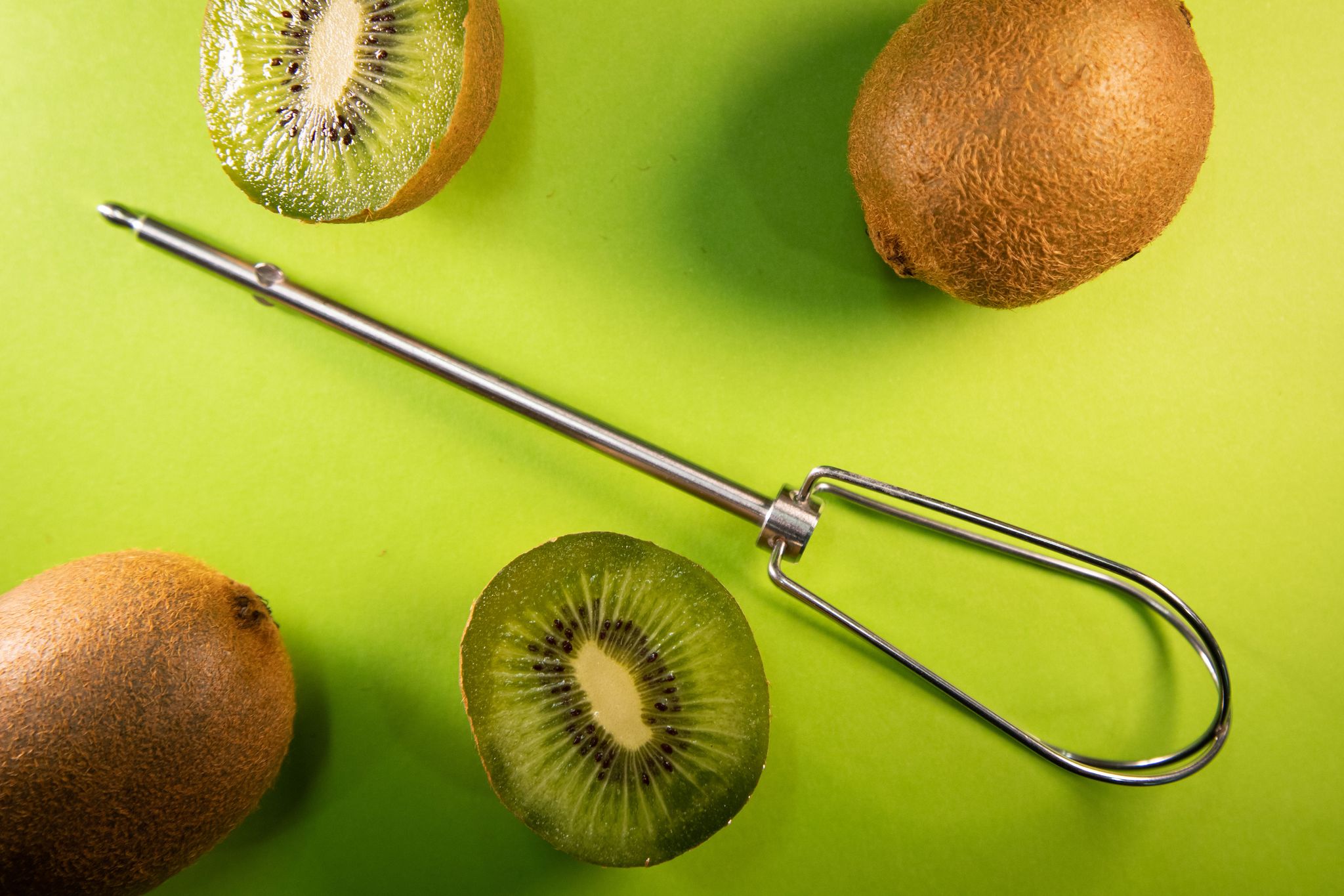 Lässt sich eine Kiwi mit einem Rührbesen-Aufsatz einfach schälen und in Stückchen teilen?