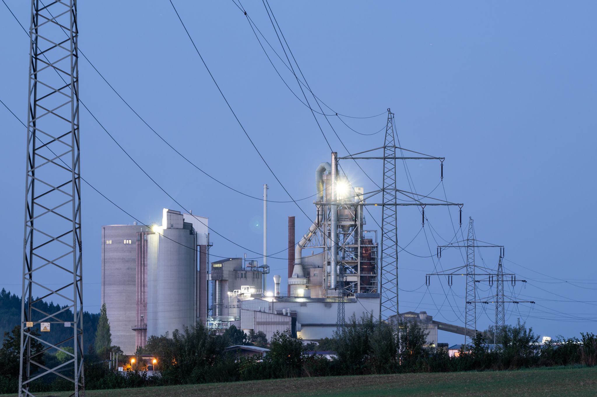 Die EU-Kommission erlaubt künftig übergangsweise direkte Subventionen an energieintensive Unternehmen für Stromkosten. (Archivbild)