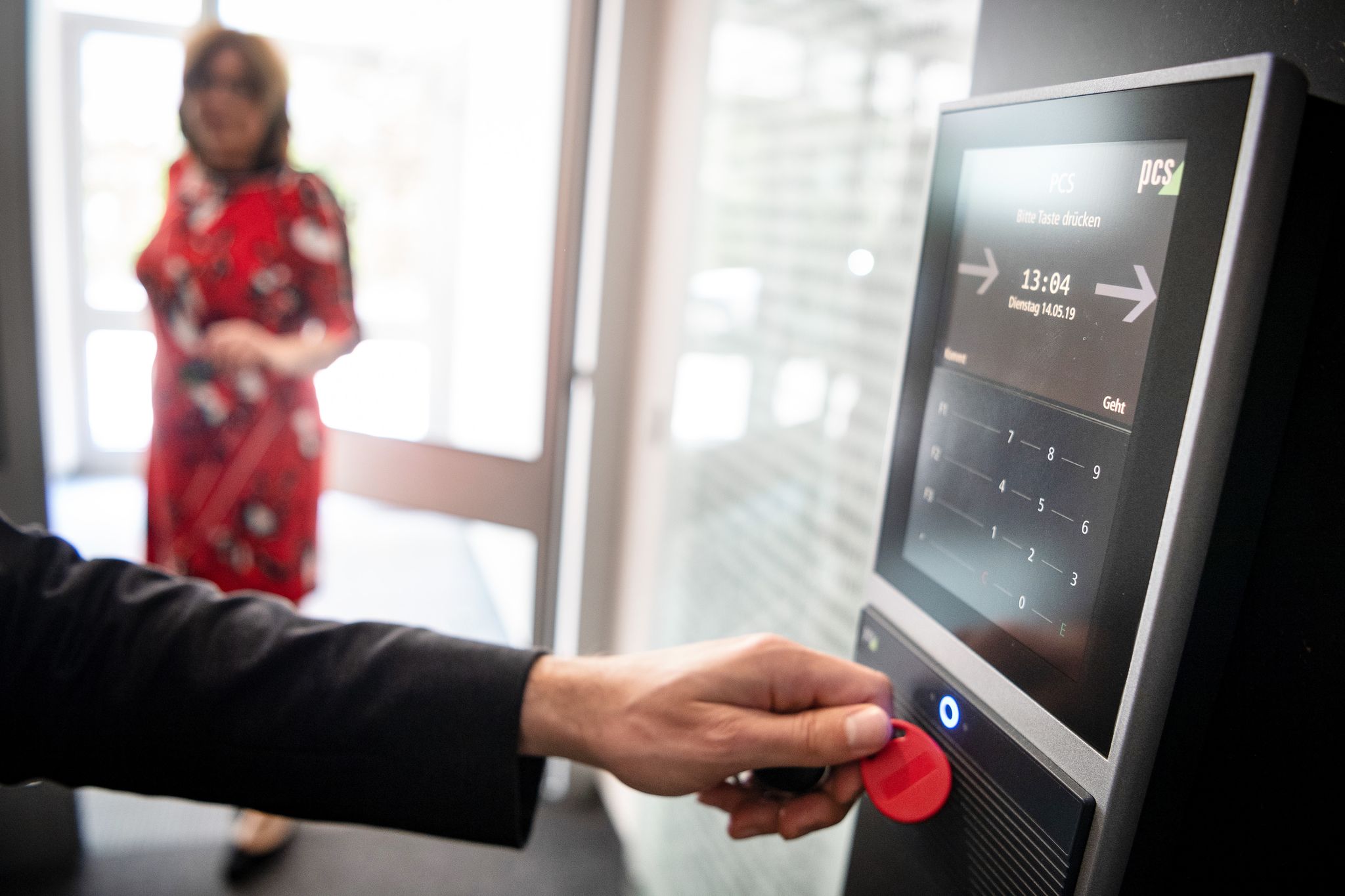 Auch wenn es im Unternehmen ein Zeiterfassungssystem gibt: Im Streitfall können eigene Notizen zur Arbeitszeit hilfreich sein.