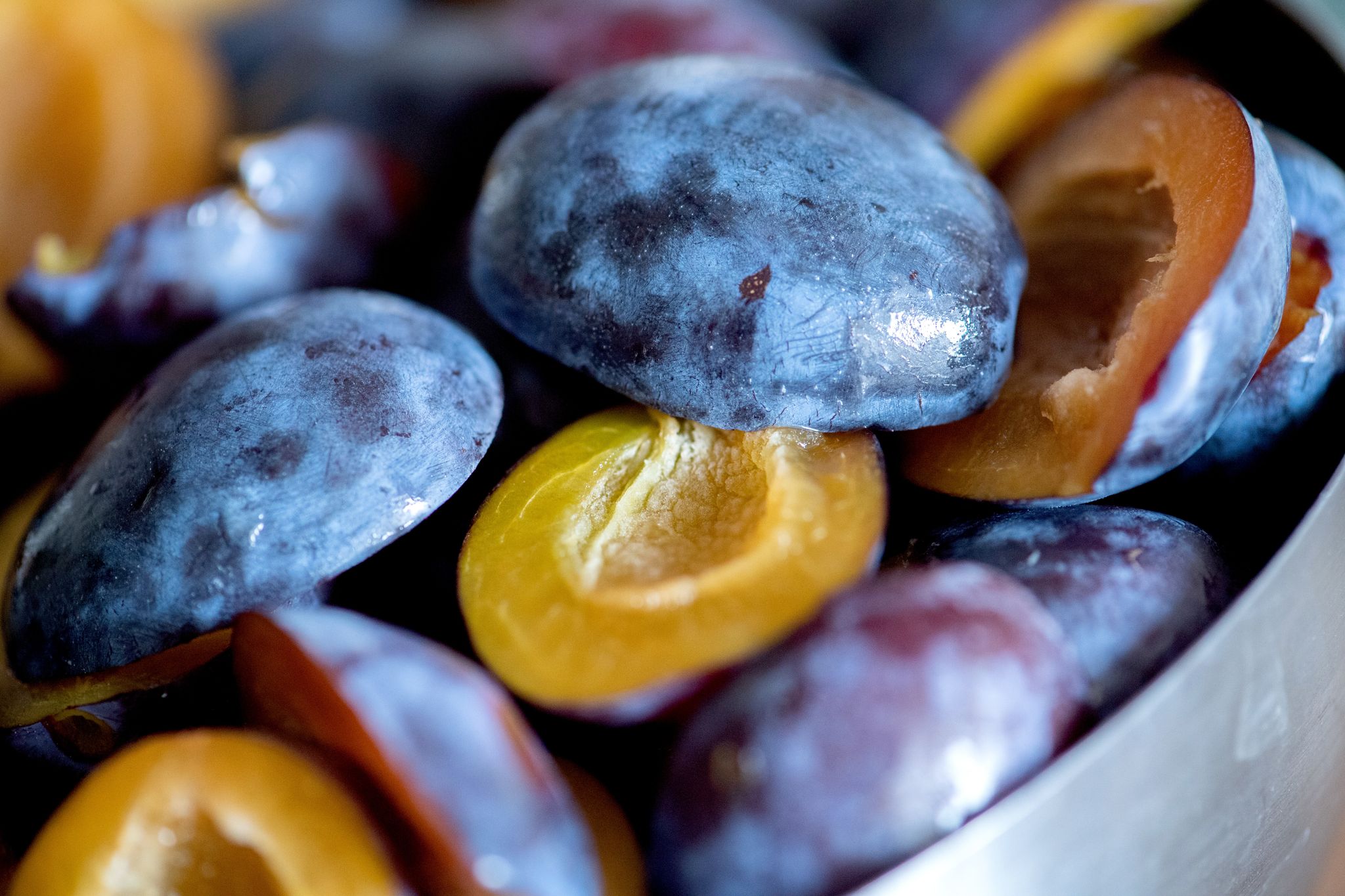 Die typisch weißliche Schicht von Pflaumen und Zwetschgen sollte erst kurz vor dem Entkernen abgewaschen werden. Sie schützt vor dem Austrocknen.
