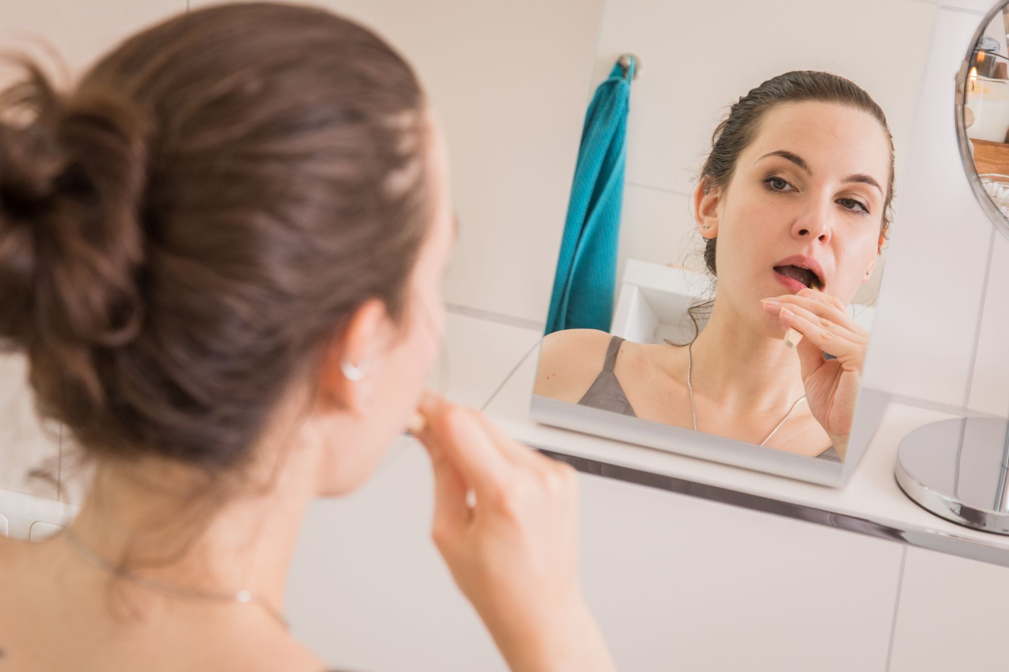 Beim Zähneputzen sollte man auf den richtigen Druck achten, um Zähne und Zahnfleisch zu schonen.