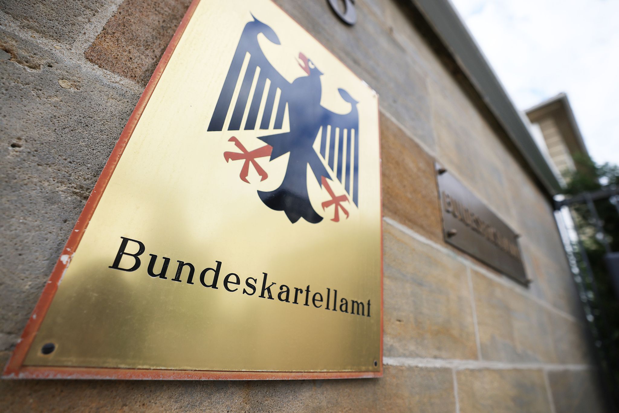 So wie der Bundesadler zeigt manchmal auch das Bundeskartellamt seine Krallen, indem es Bußgelder verhängt.