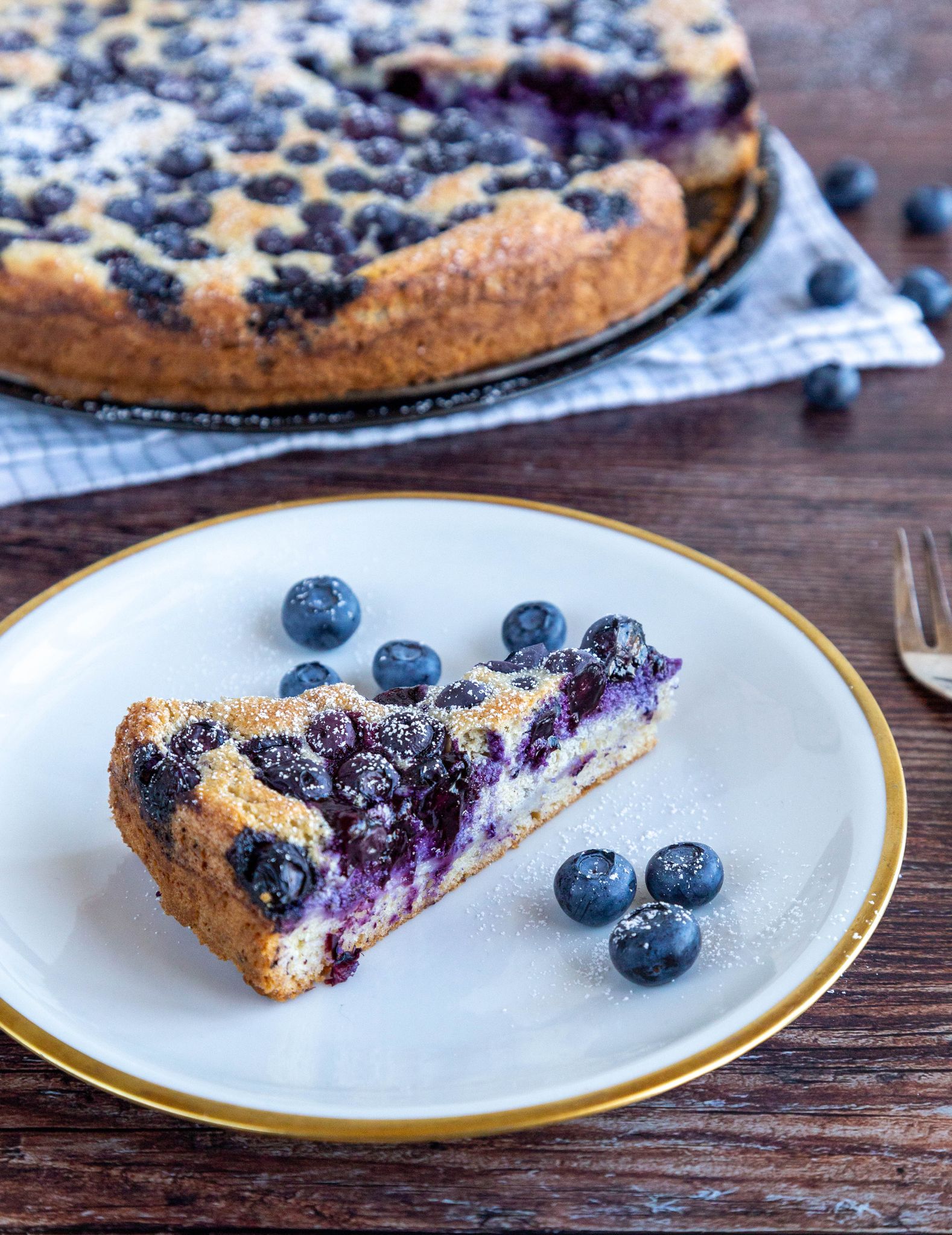 Der Heidelbeerkuchen ist mit Tofu und Sojasahne gemacht. Die Eier im Rezept können Veganer durch Aquafaba ersetzen.
