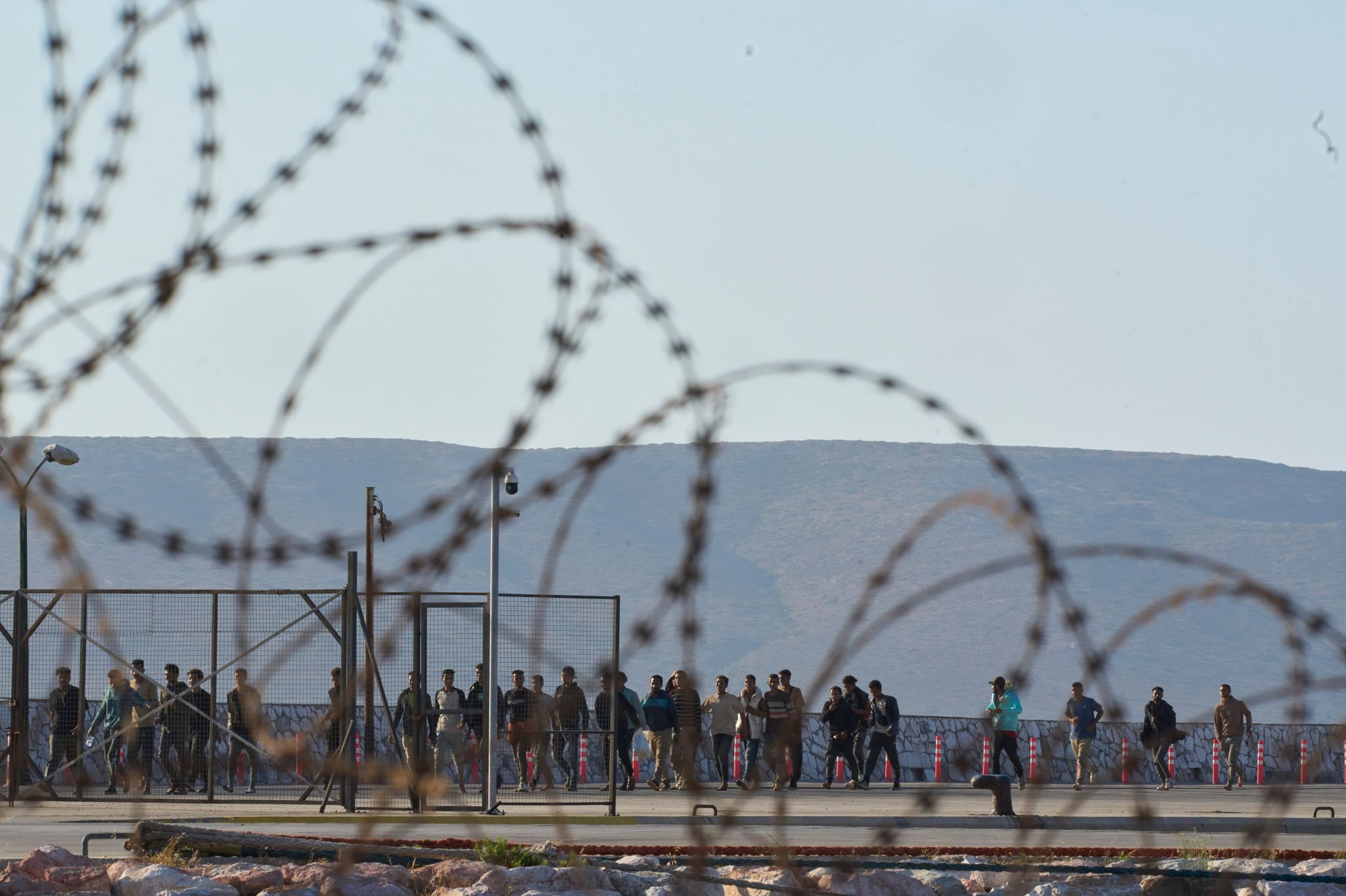Aus dem Mittelmeer gerettete Migranten, hier im griechischen Hafen von Lavrio.