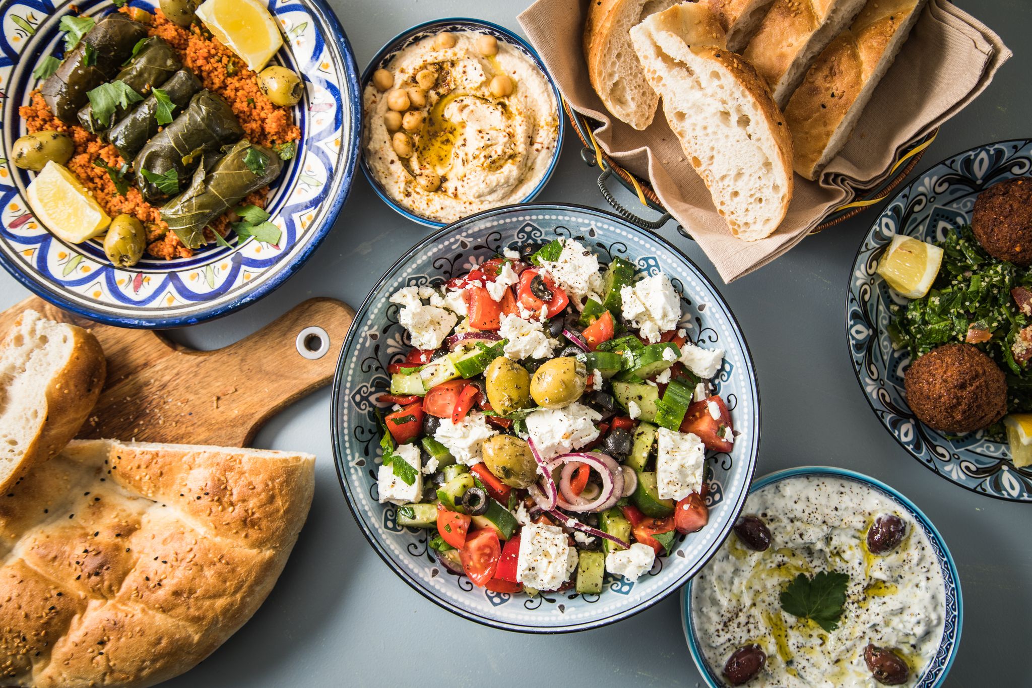 Vielfalt in der Schüssel: Bunte Salate mit viel Gemüse und frischen Kräutern sind typisch für die Mittelmeerküche.