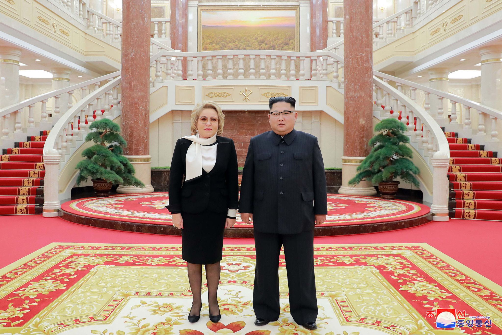 Valentina Matwijenko - hier bei einem Treffen mit Nordkoreas Staatschef Kim Jong Un - gilt als enge Vertraute von Kremlchef Wladimir Putin noch aus Petersburger Zeiten. (Archivbild)