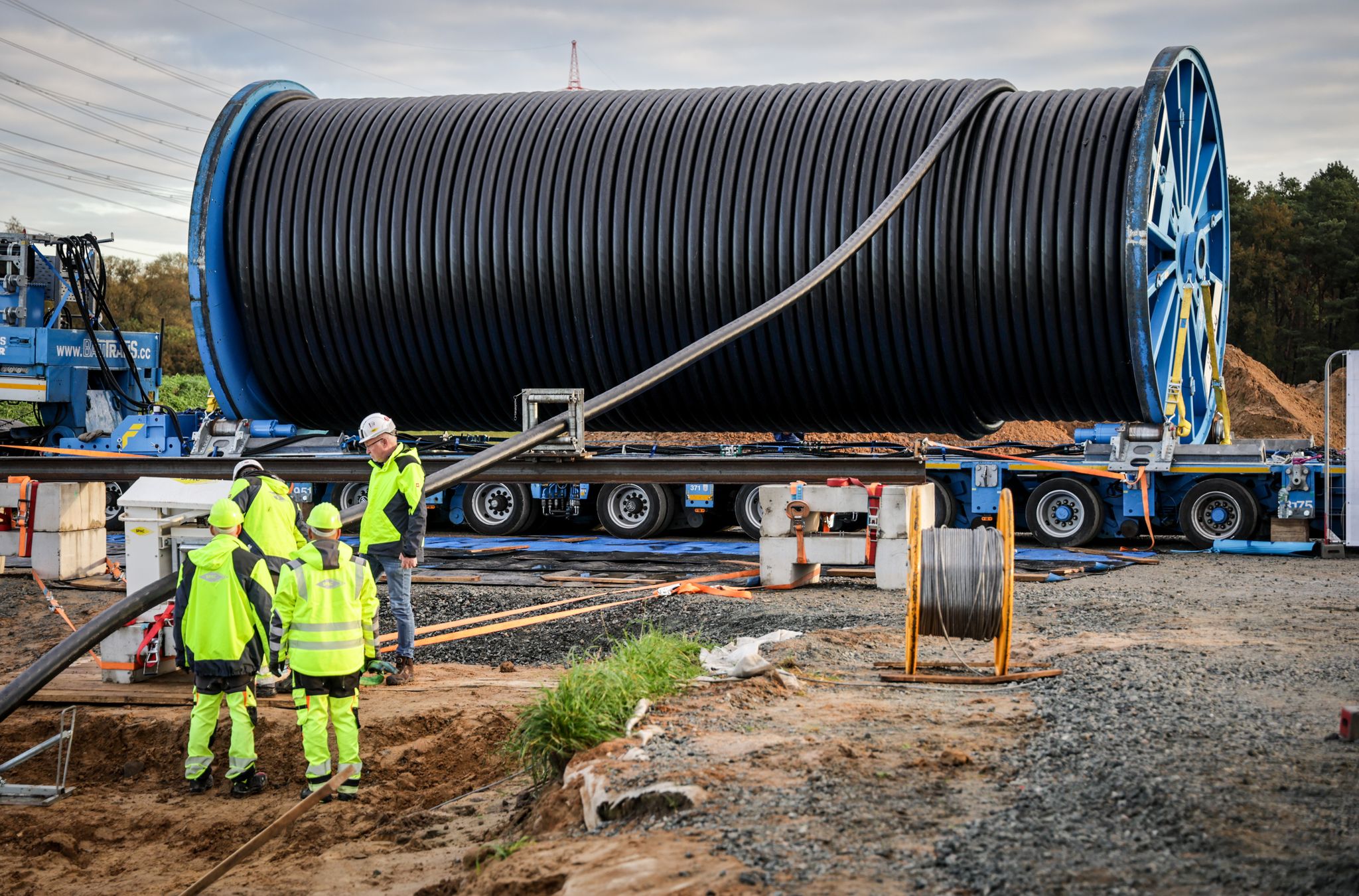 Die Stromtrasse Suedlink soll Strom aus Erneuerbaren Energien von Norddeutschland in den Süden transportieren. (Archivbild)