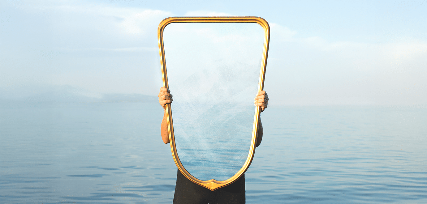 Spiegel vorhalten; Foto: fcscafeine/iStock