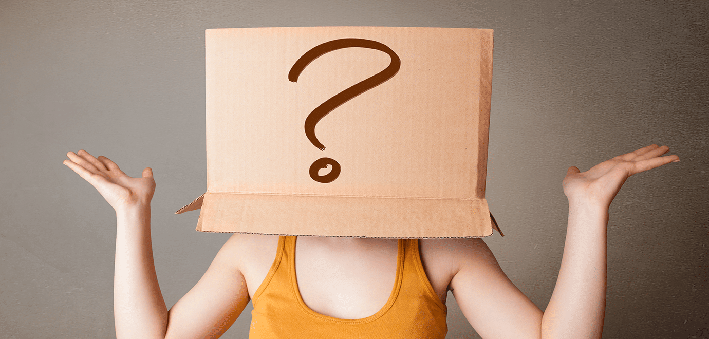 Foto: s:ra2studio/AdobeStock Frau mit Tüte mit Fragezeichen auf dem Kopf