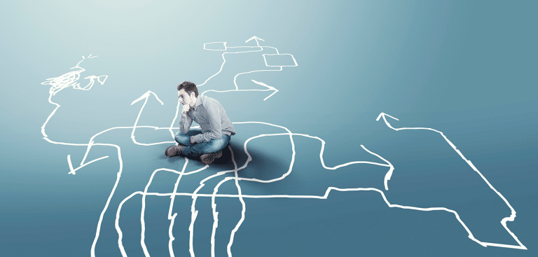 Foto: allvision/AdobeStock Labyrinth Mann sitzt auf dem Boden