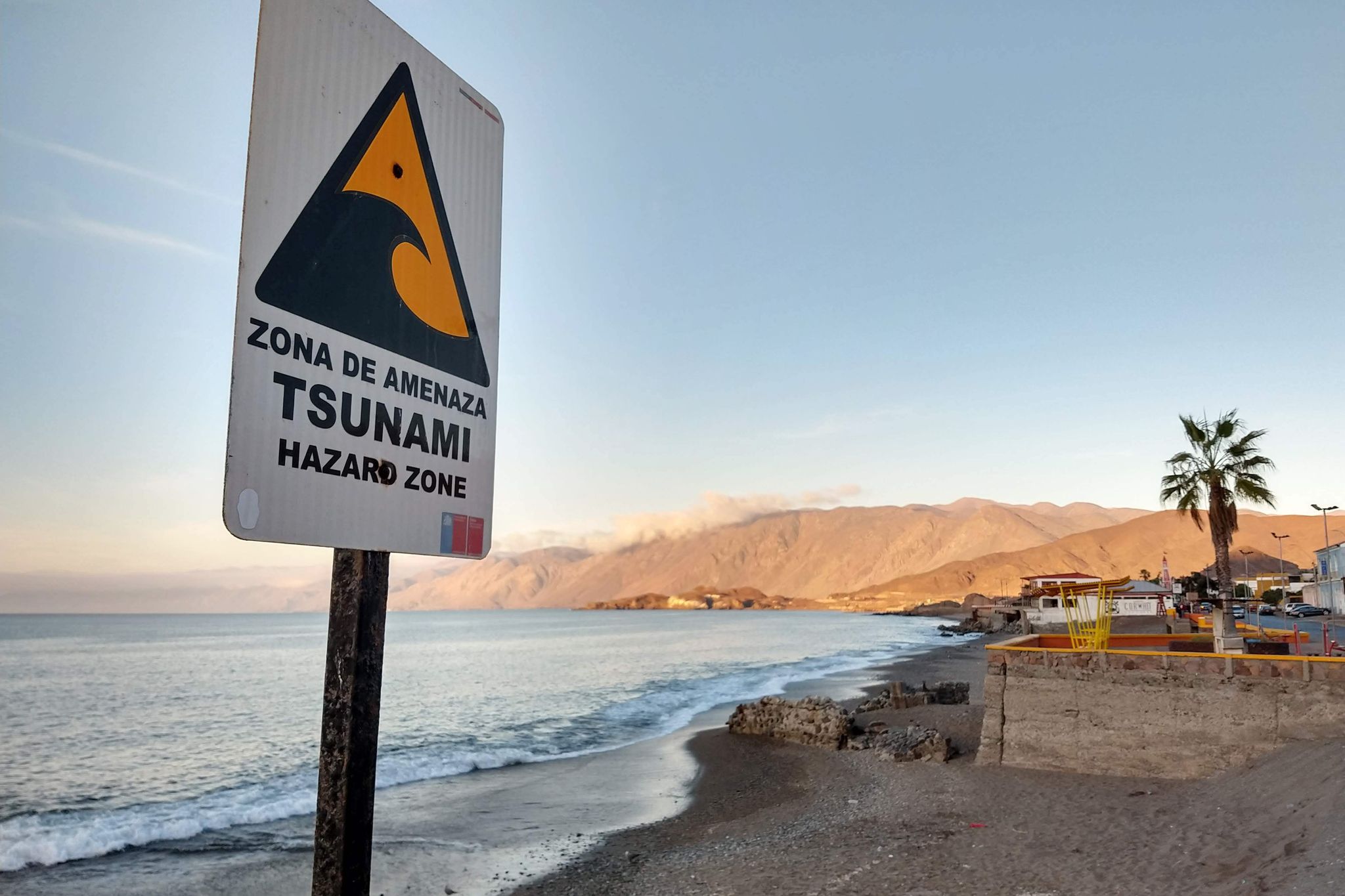 Ein Warnzeichen für unmittelbare Tsunamigefahr: Das Wasser an der Küste zieht sich in kurzer Zeit weit zurück und legt große Flächen Meeresboden frei.