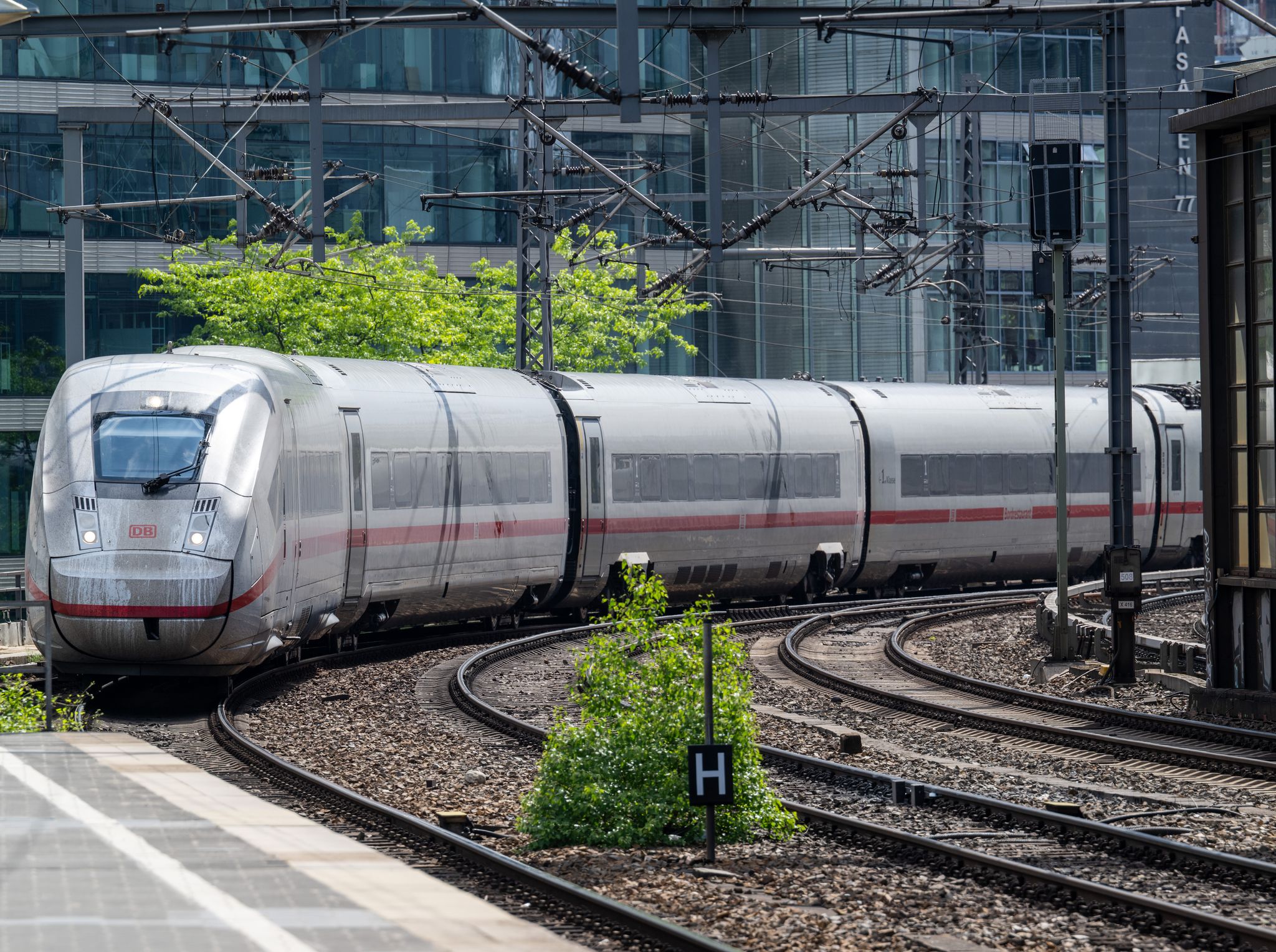 Einer Umfrage zufolge hält eine Mehrheit die Bahnpreise für teuer oder eher teuer. (Archivbild)