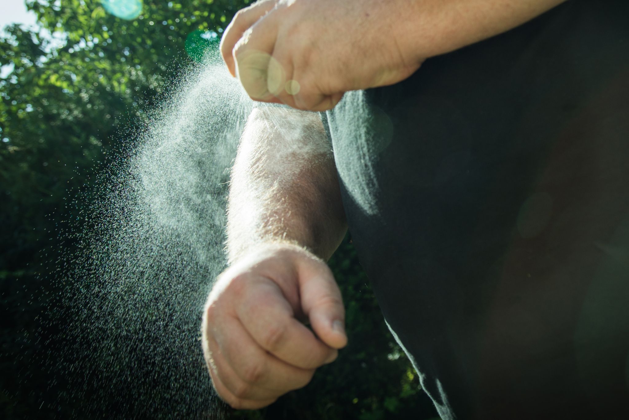 Bestimmte Gerüche mögen Mücken gar nicht, zum Beispiel die in Mückenschutzmitteln enthaltenen Wirkstoffe DEET oder Icaridin.