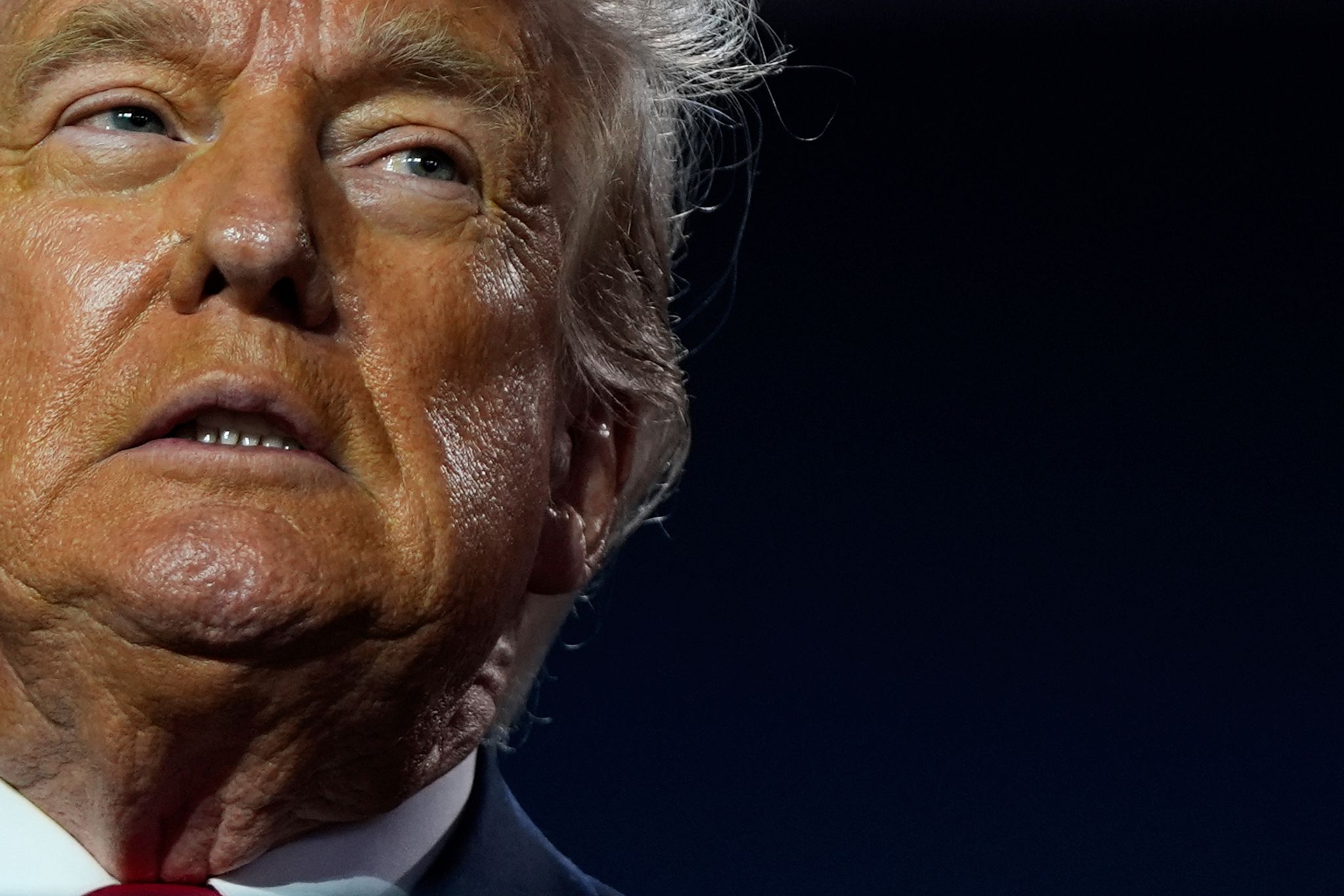 US-Präsident Donald Trump reist unter großem Druck nach Schottland.