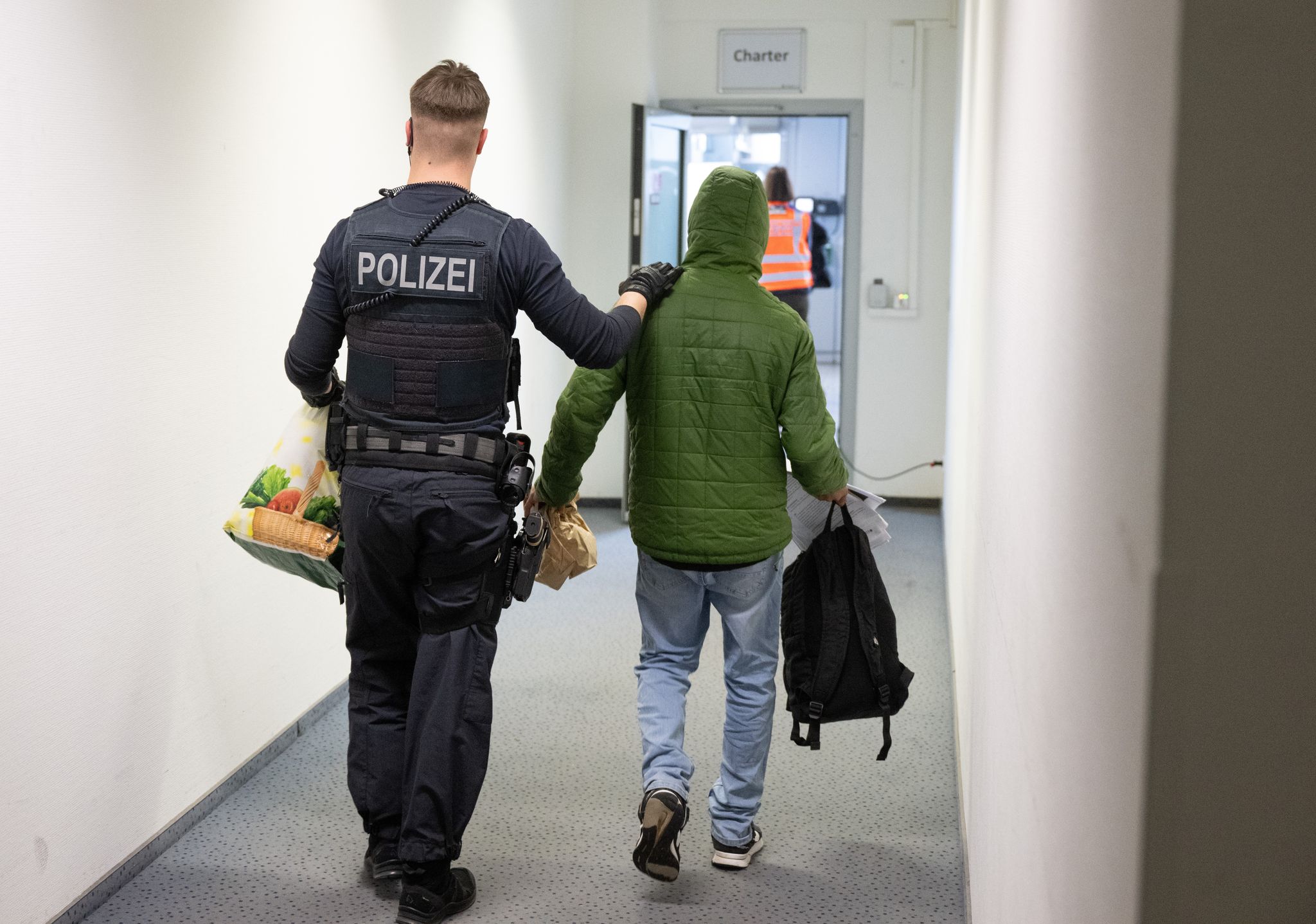 Vor allem die Grünen hatten sich bei den Verhandlungen über das sogenannte Rückführungsverbesserungsgesetz der Ampel-Koalition für den Anspruch auf einen Pflichtanwalt bei Abschiebehaft und Ausreisegewahrsam eingesetzt. (Archivfoto)