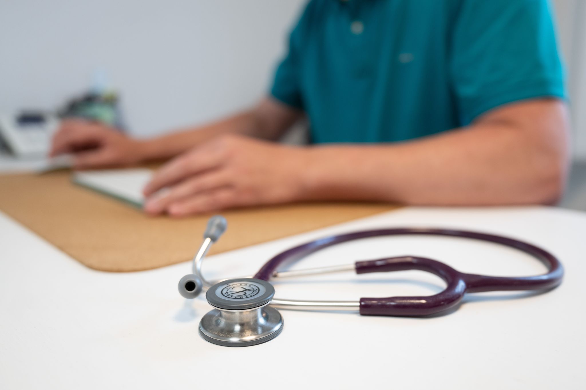 Eine Studie der Uni Würzburg zeigt, dass Ärzte, die in ihrer Arbeit Künstliche Intelligenz verwenden, von Patienten schlechter eingeschätzt werden. (Symbolbild)