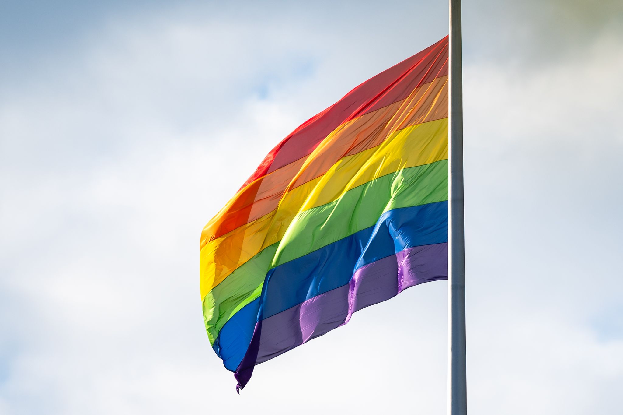 Bundeskanzler Merz möchte die Regenbogenflagge am Bundestag nur an einem Tag gehisst sehen. (Archivbild)