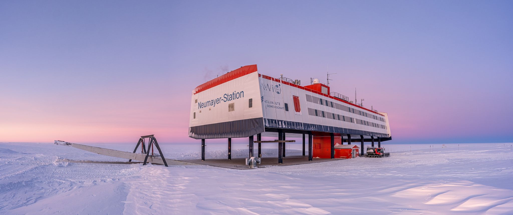 Helene und Thomas Hoffmann hatten bei ihrem Aufenthalt in der Neumayer-Station III in der Antarktis die Idee, einzelne Schneeflocken zu konservieren.