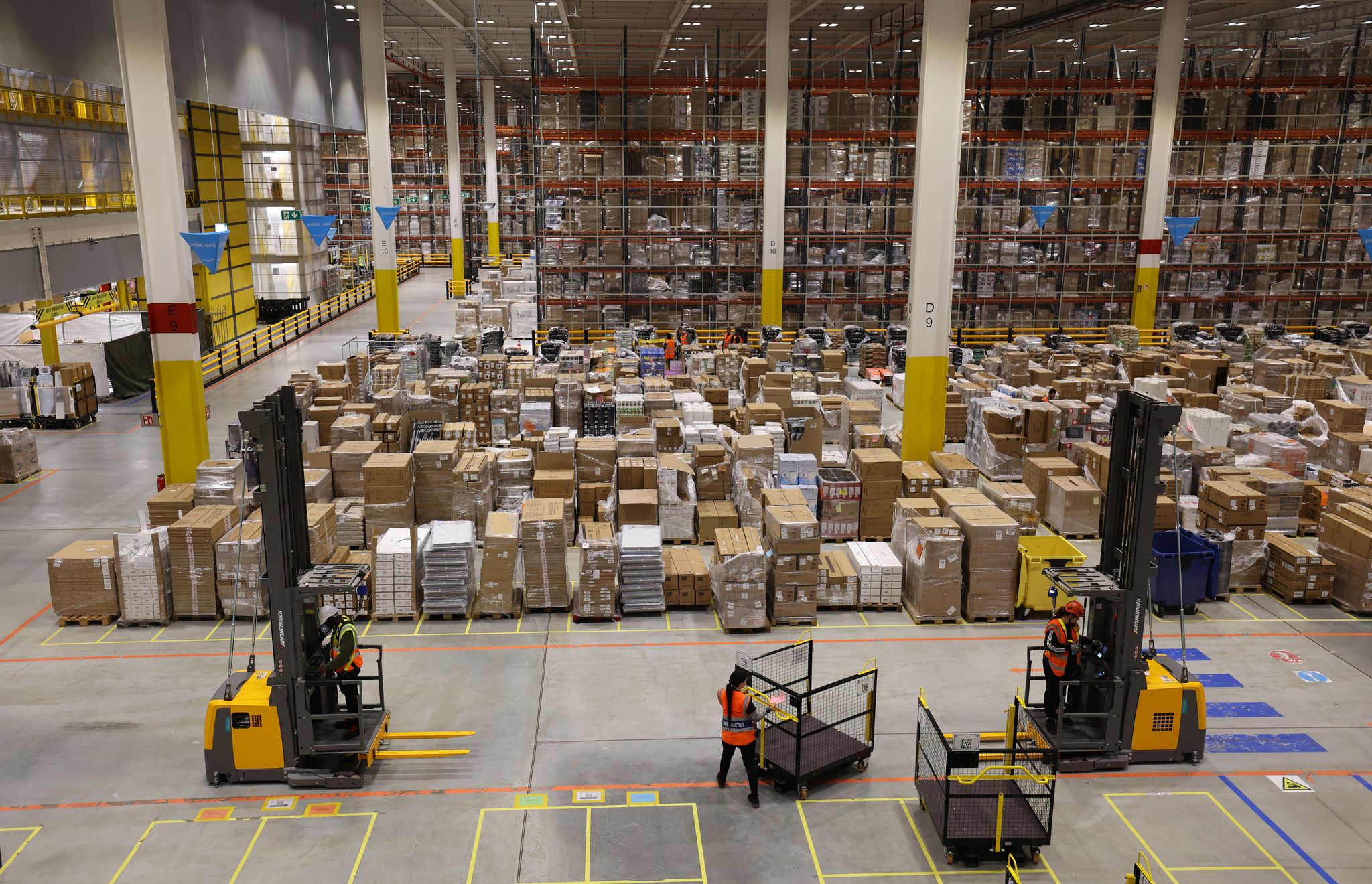 Ein Amazon-Logistikzentrum in Dummerstorf, Mecklenburg-Vorpommern. Der US-Konzern kündigt eine Lohnerhöhung für seine Logistik-Mitarbeiter in Deutschland an.