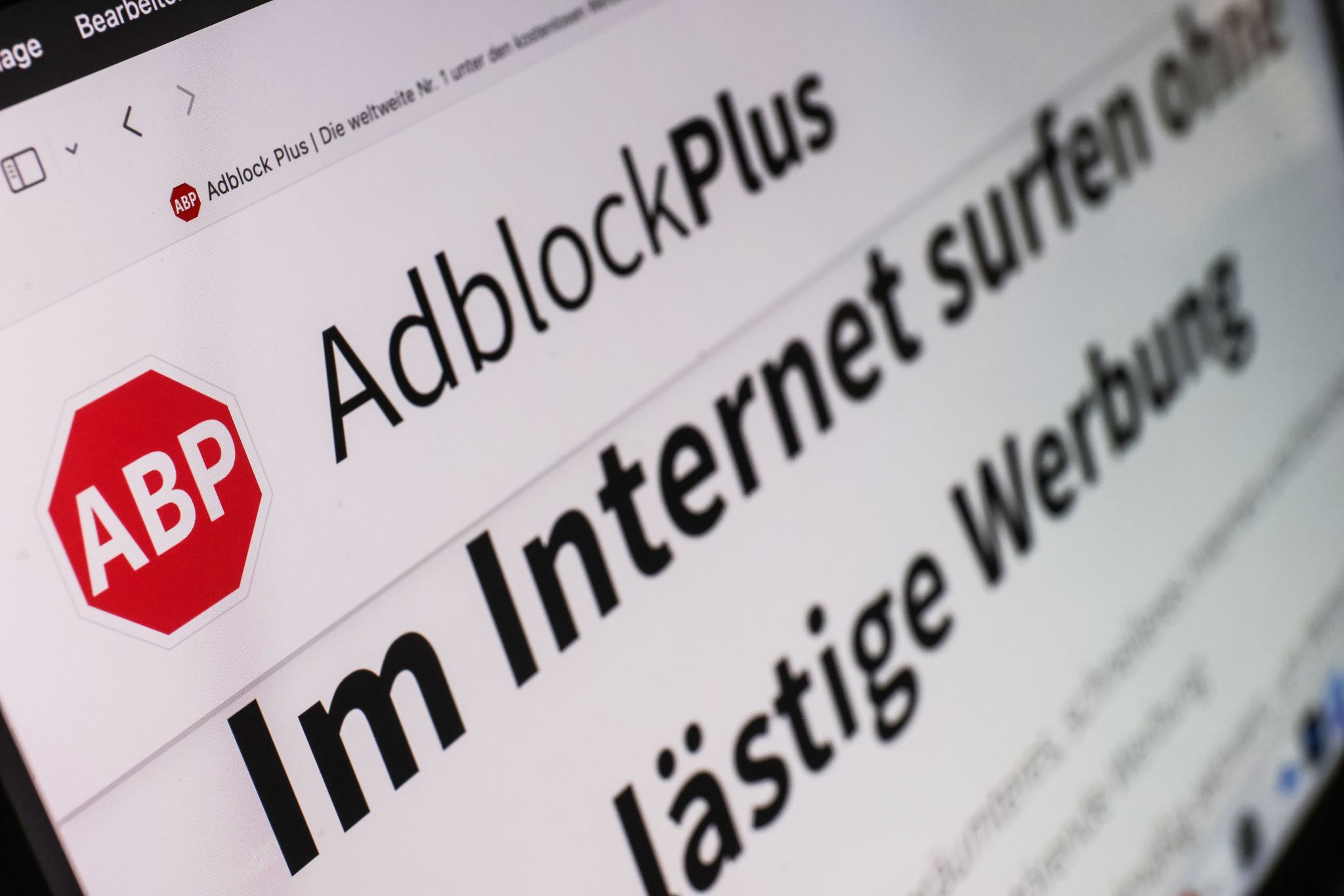 Mit Werbeblockern können Nutzerinnen und Nutzer im Internet lästige Werbung unterdrücken. (Archivbild)